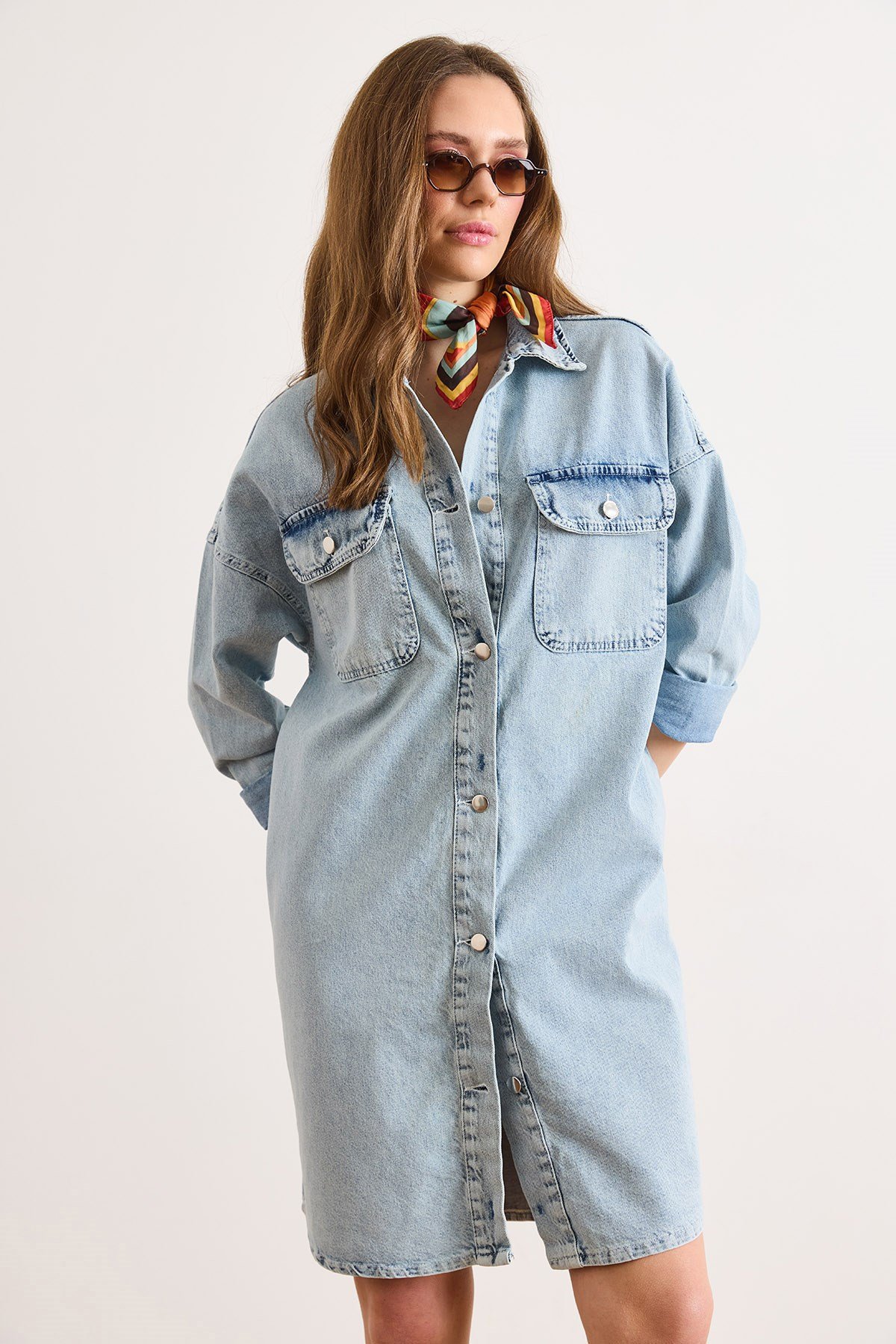 Düğmeli Cep Detaylı Oversize Yıkanmış Denim Tunik Elbise Açık Mavi