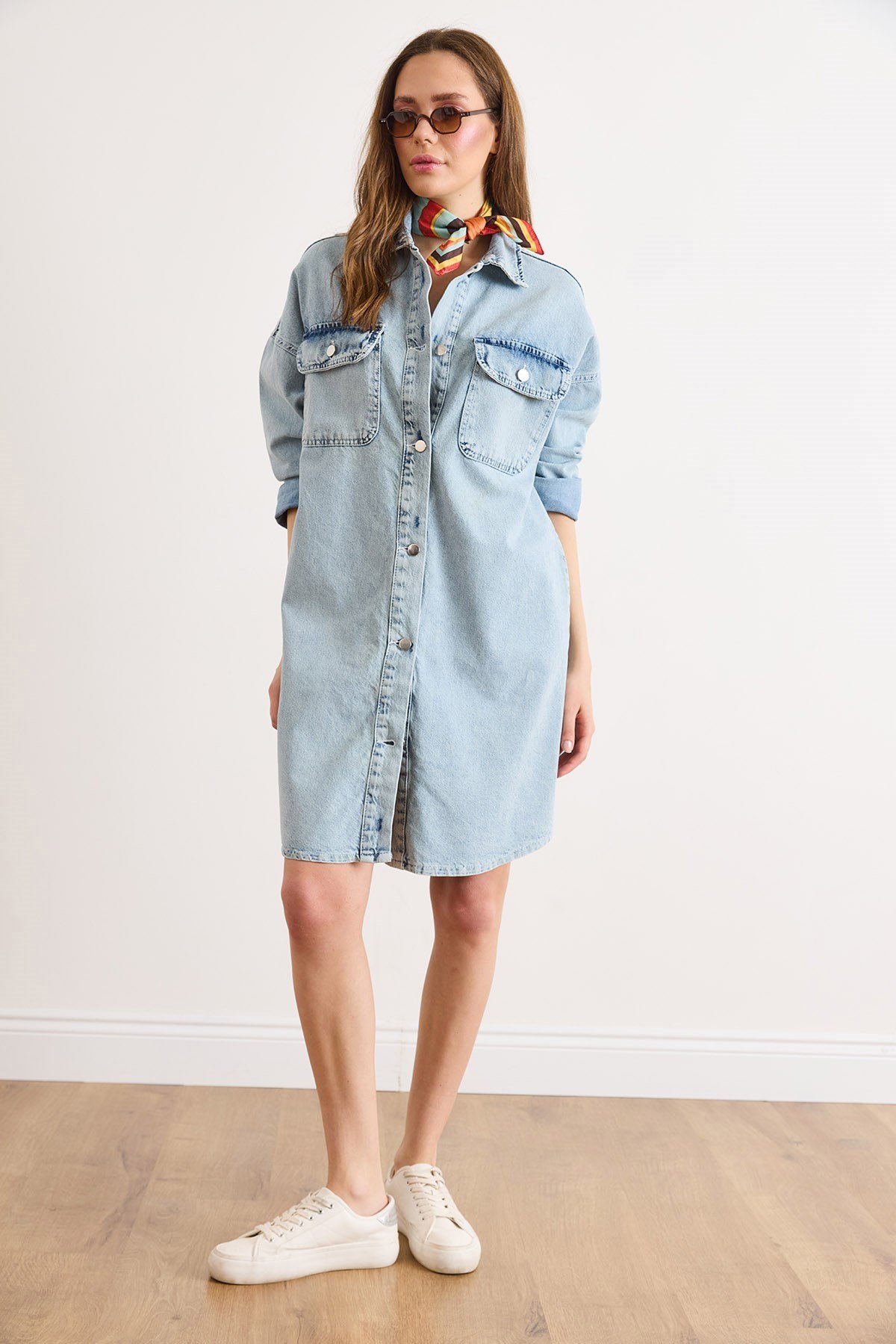 Düğmeli Cep Detaylı Oversize Yıkanmış Denim Tunik Elbise Açık Mavi