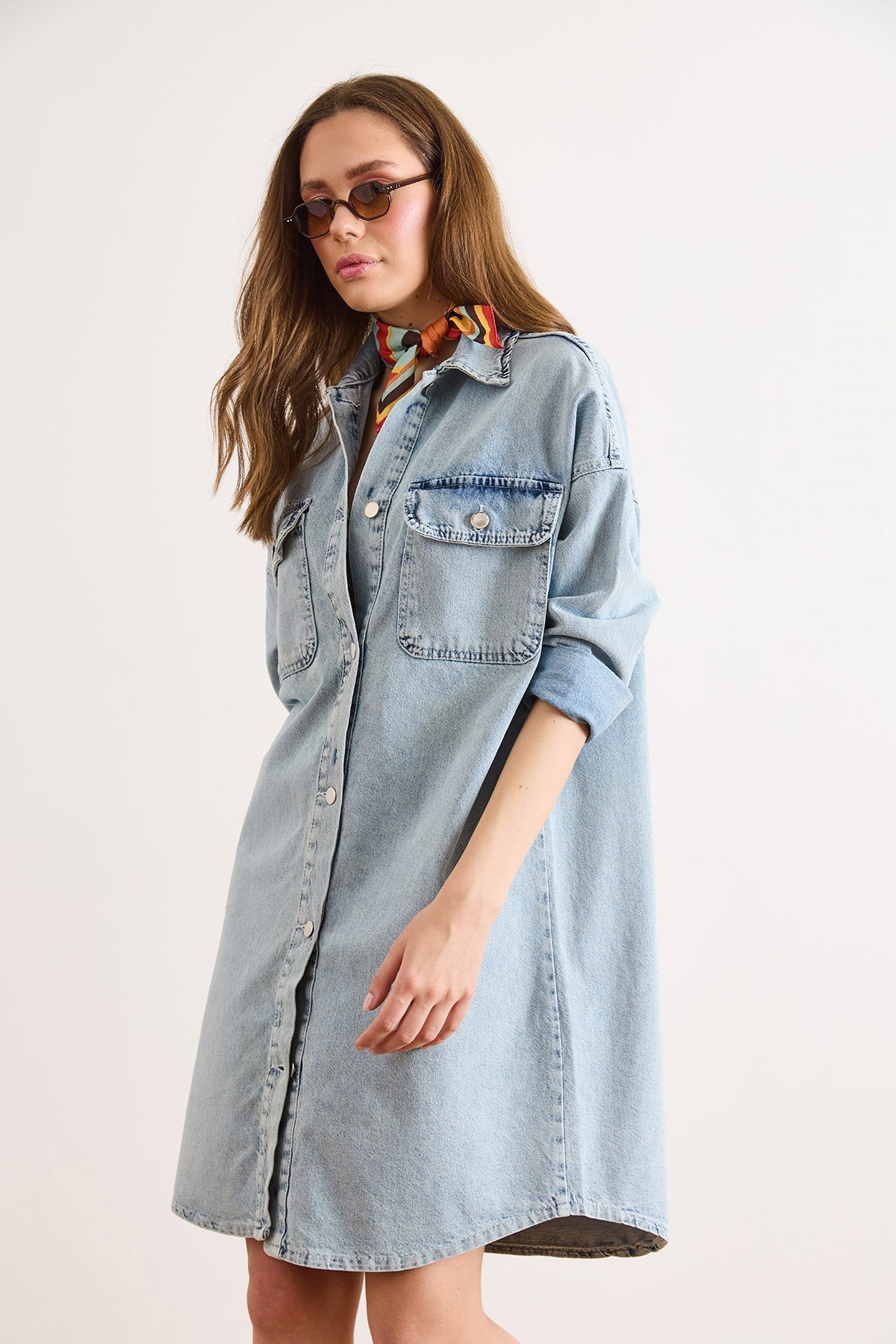 Düğmeli Cep Detaylı Oversize Yıkanmış Denim Tunik Elbise Açık Mavi