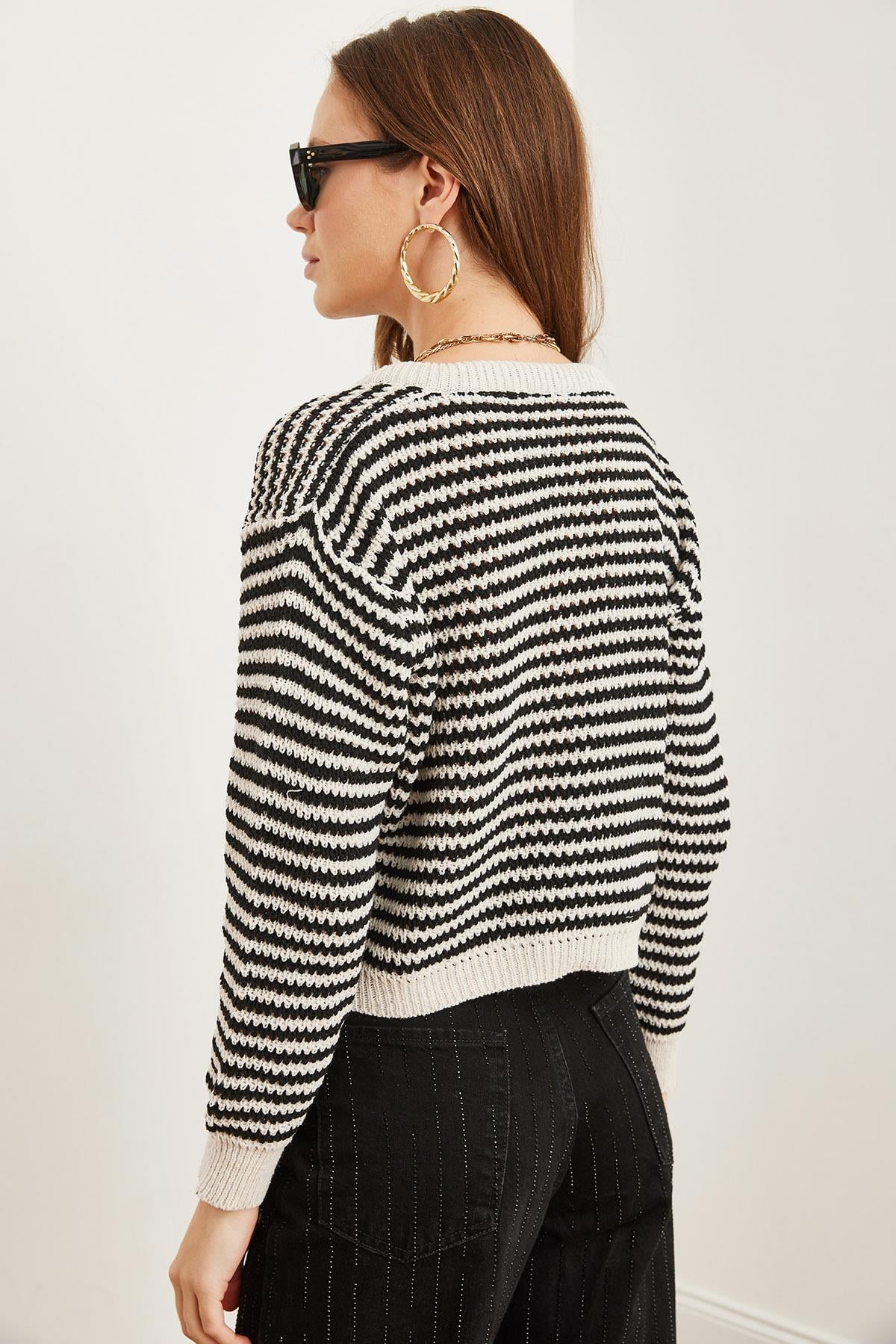 Düğmeli Çizgili Crop Triko Hırka Siyah