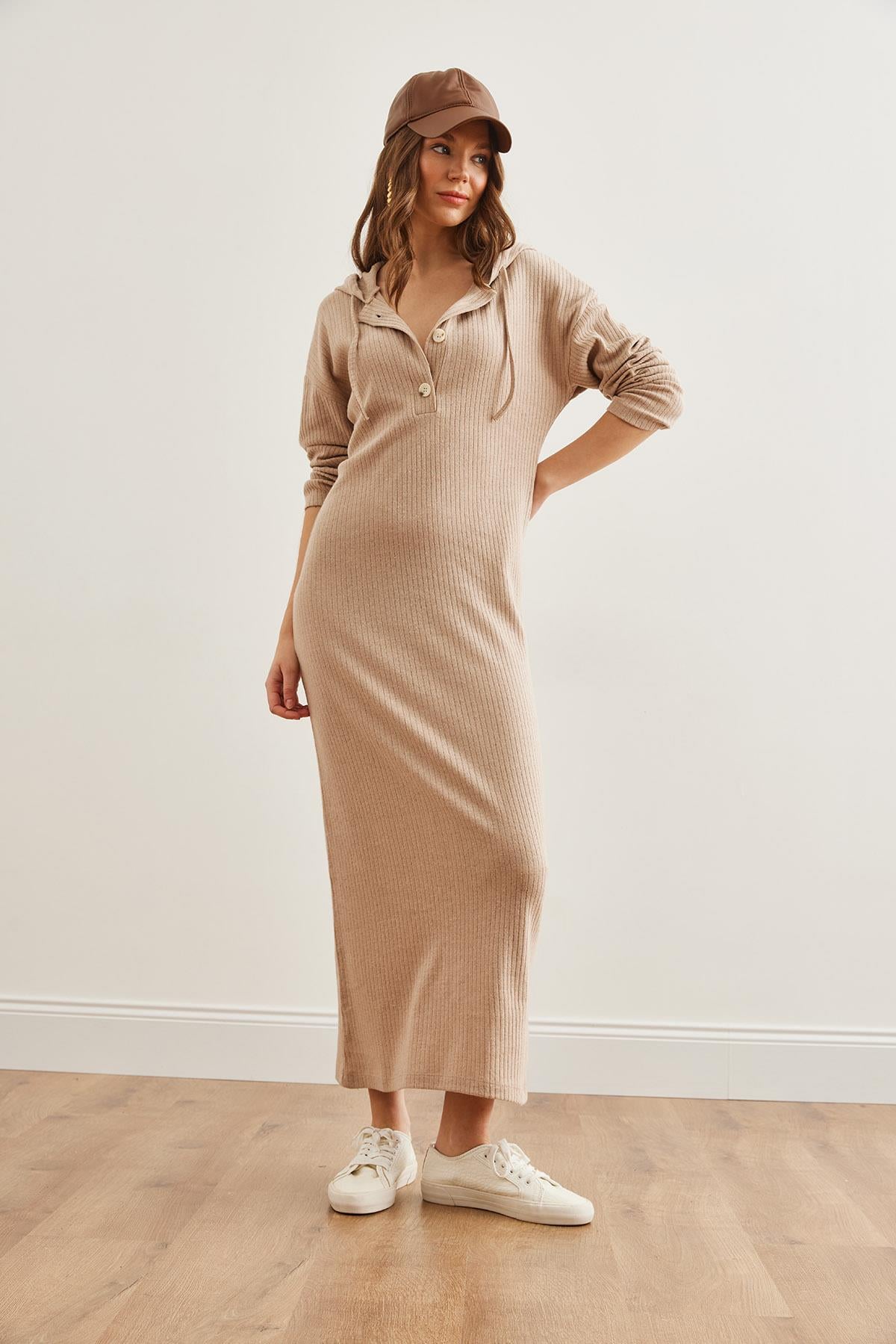 Düğmeli Kapşonlu Oversize Fitilli Maxi Elbise Camel