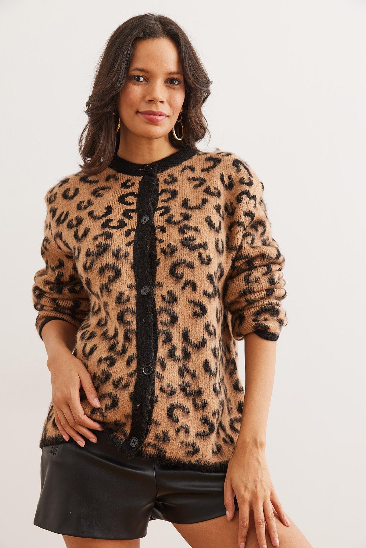 Düğmeli Şardonlu Salaş Leopar Hırka Camel
