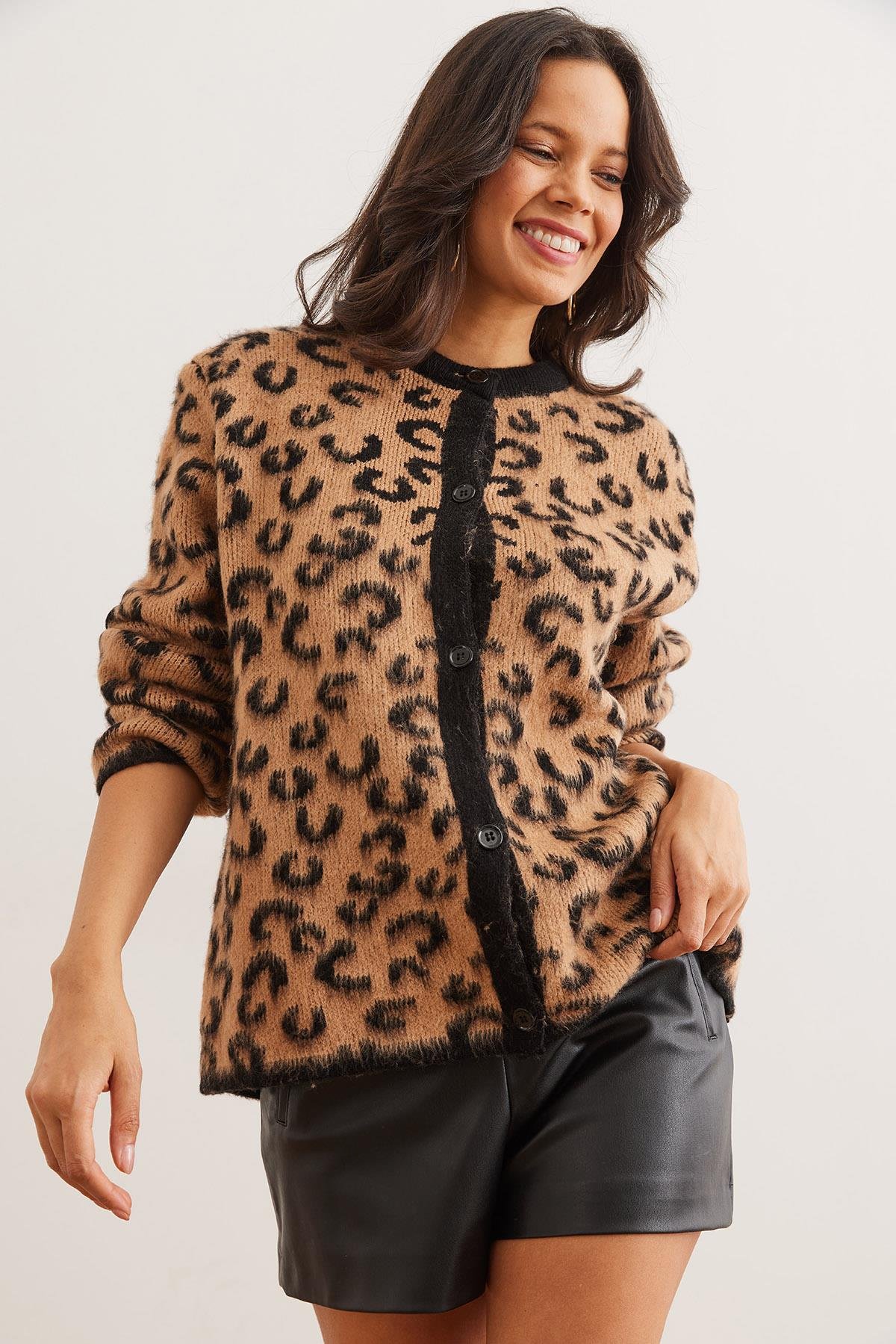 Düğmeli Şardonlu Salaş Leopar Hırka Camel