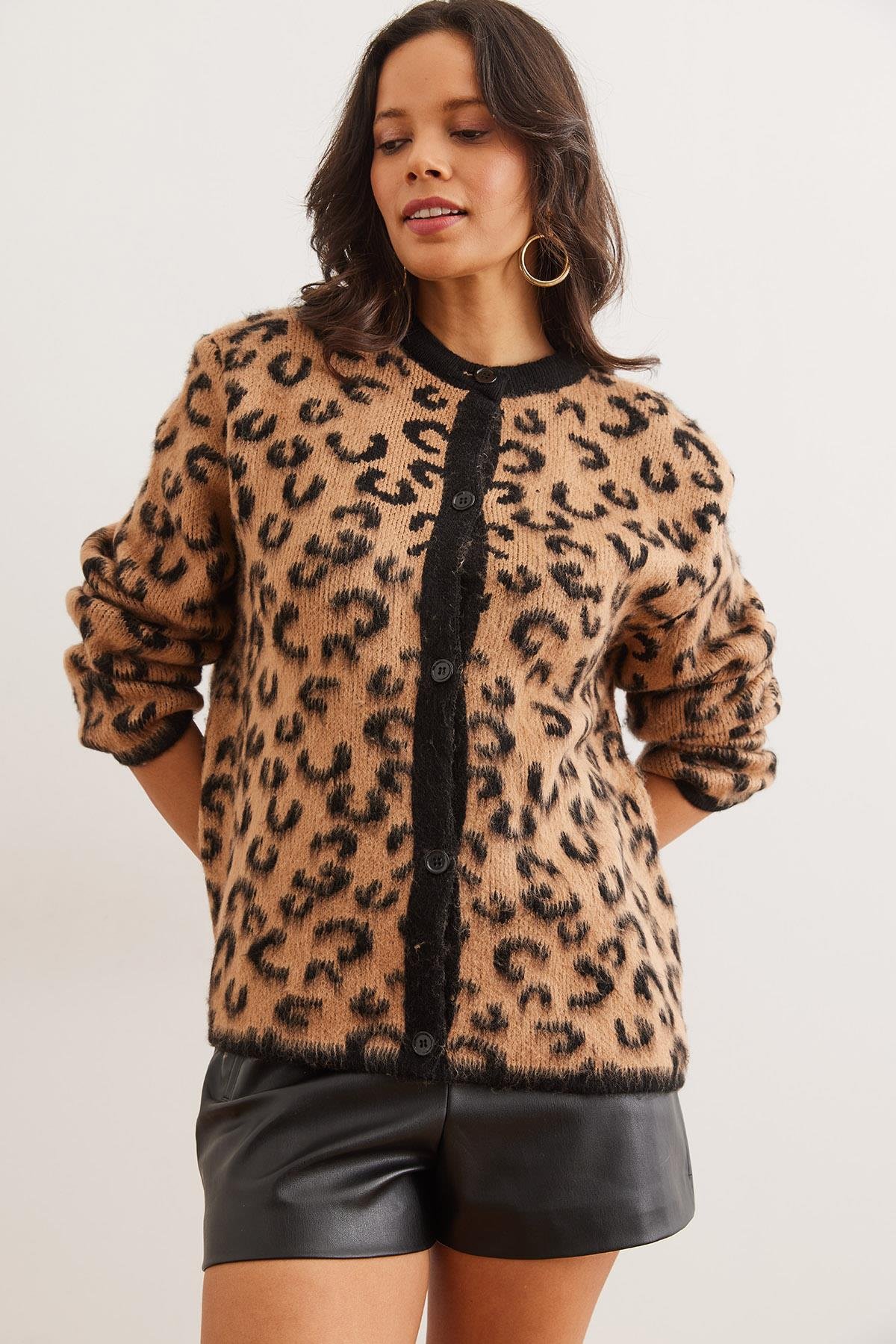 Düğmeli Şardonlu Salaş Leopar Hırka Camel