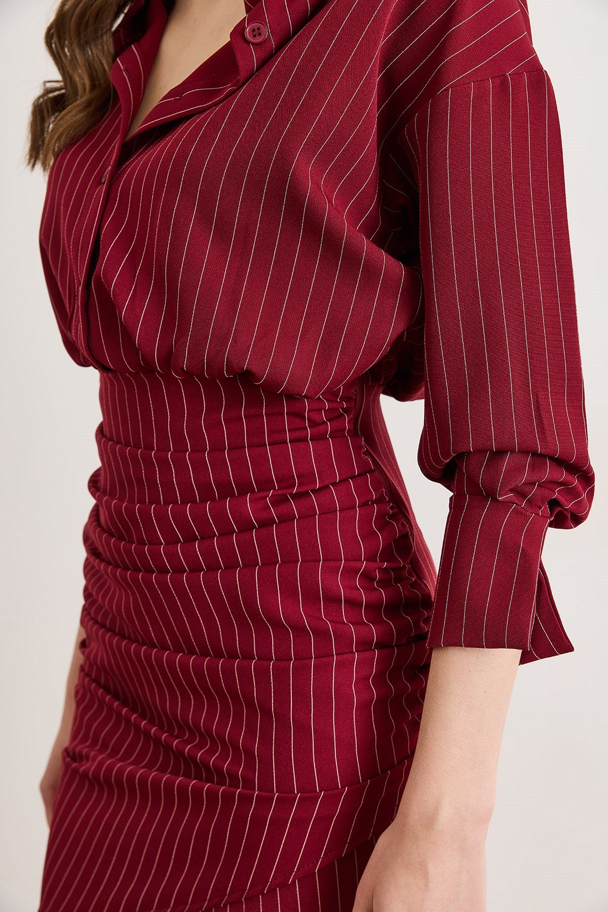 Eteği Kruvaze Düğmeli Yandan Fermuarlı Drape Detaylı Mini Elbise Bordo