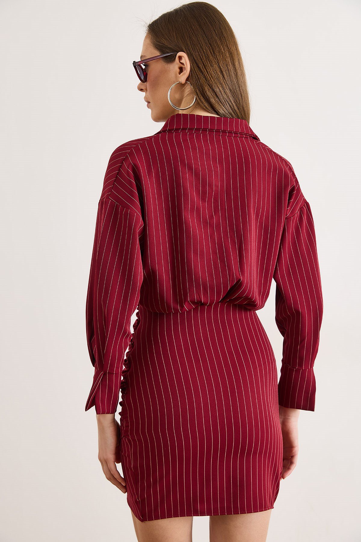 Eteği Kruvaze Düğmeli Yandan Fermuarlı Drape Detaylı Mini Elbise Bordo
