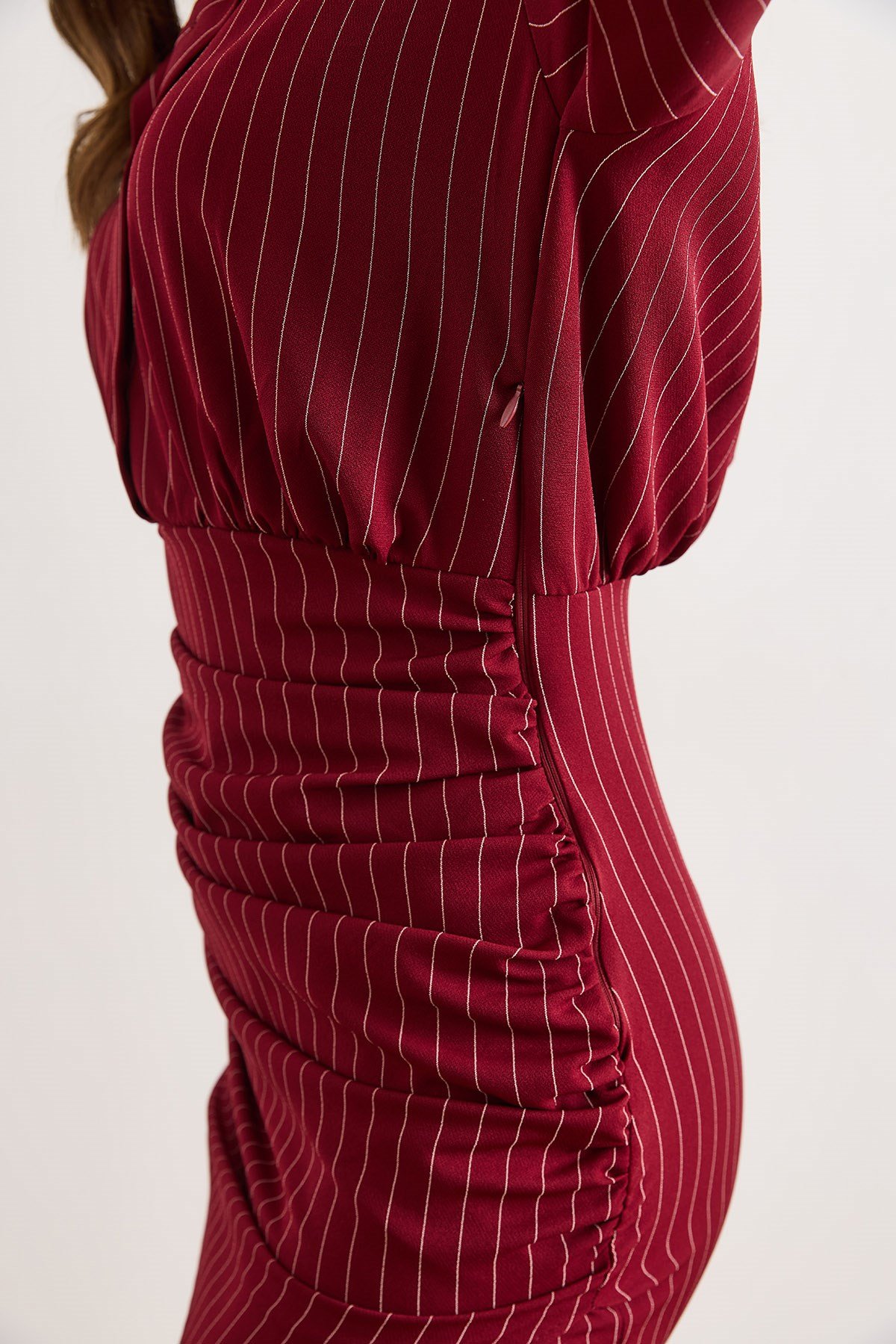 Eteği Kruvaze Düğmeli Yandan Fermuarlı Drape Detaylı Mini Elbise Bordo