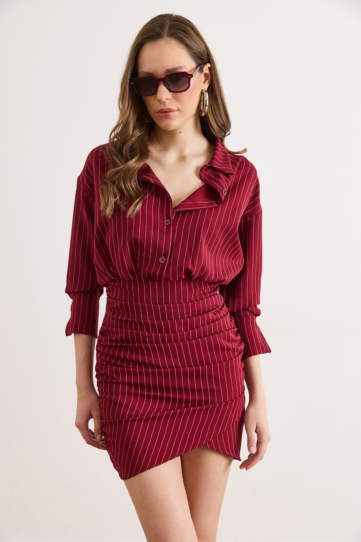 Eteği Kruvaze Düğmeli Yandan Fermuarlı Drape Detaylı Mini Elbise Bordo
