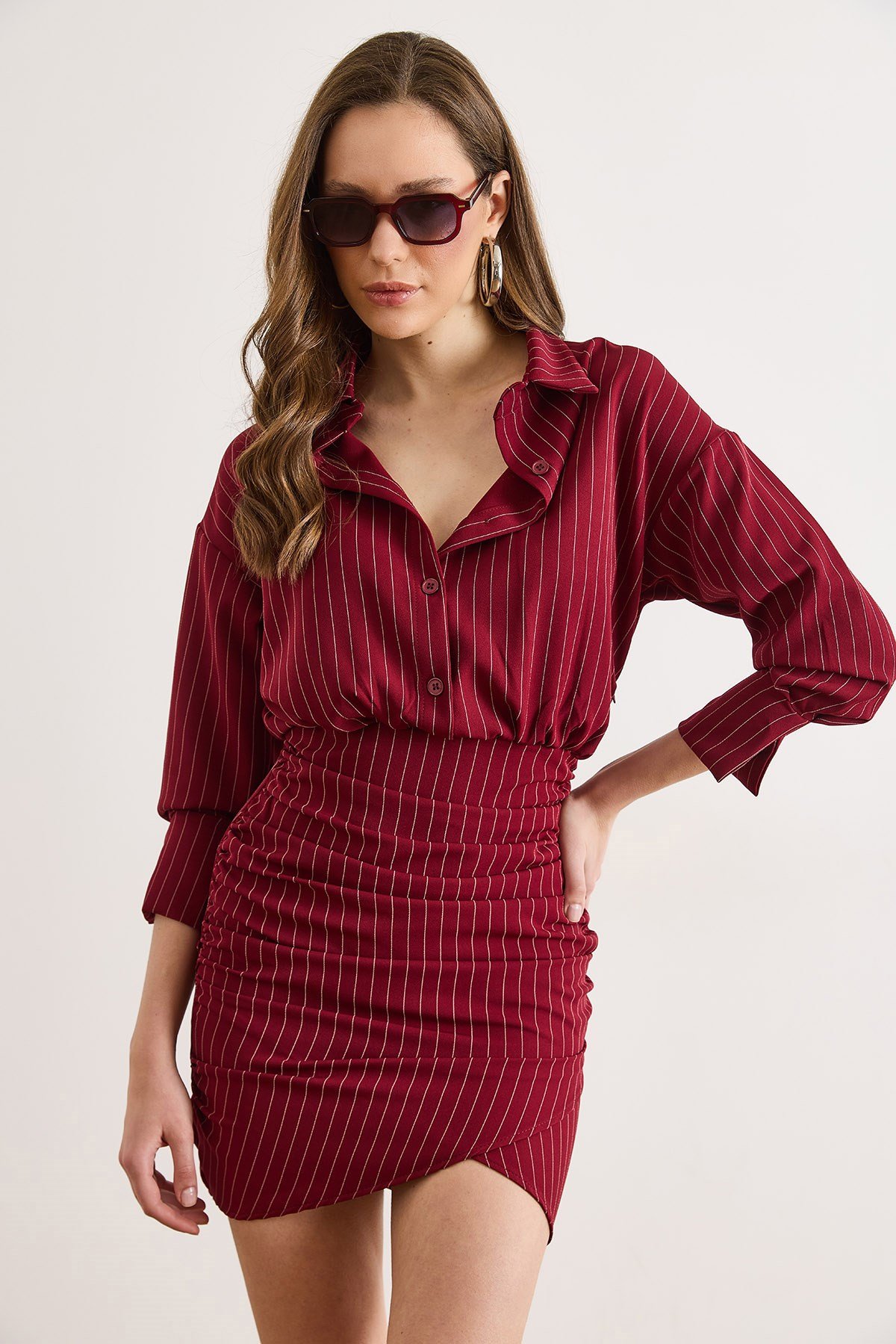 Eteği Kruvaze Düğmeli Yandan Fermuarlı Drape Detaylı Mini Elbise Bordo