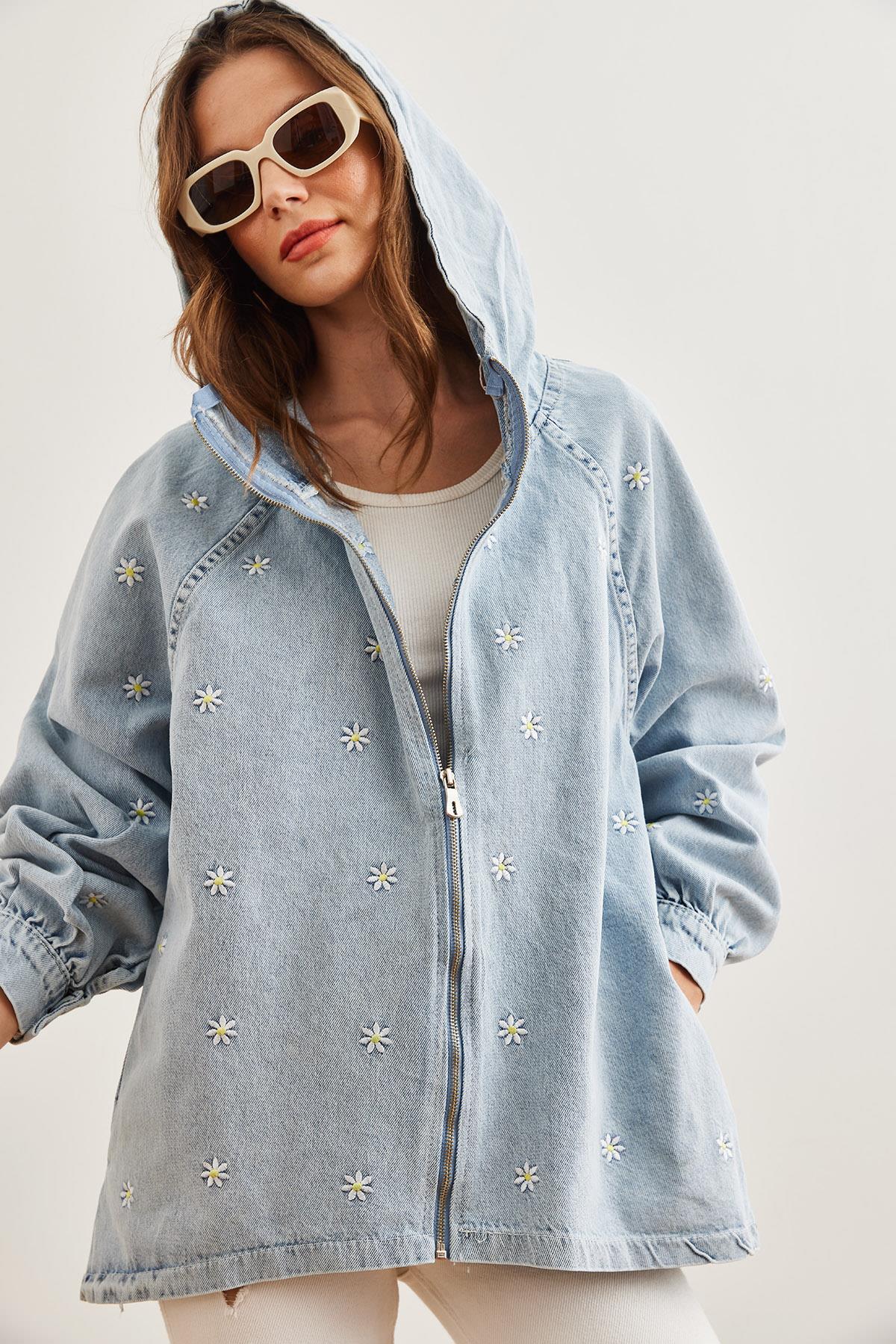 Fermuarlı Cepli Kapüşonlu Nakış Detaylı Denim Ceket Mavi