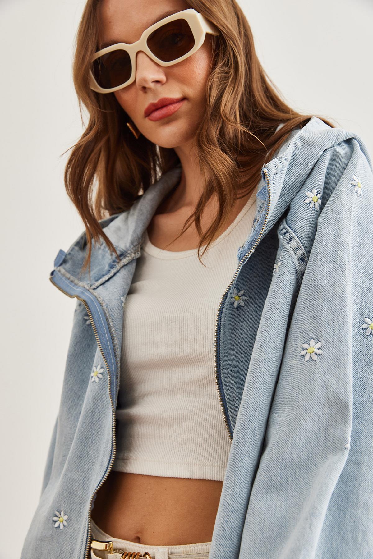 Fermuarlı Cepli Kapüşonlu Nakış Detaylı Denim Ceket Mavi