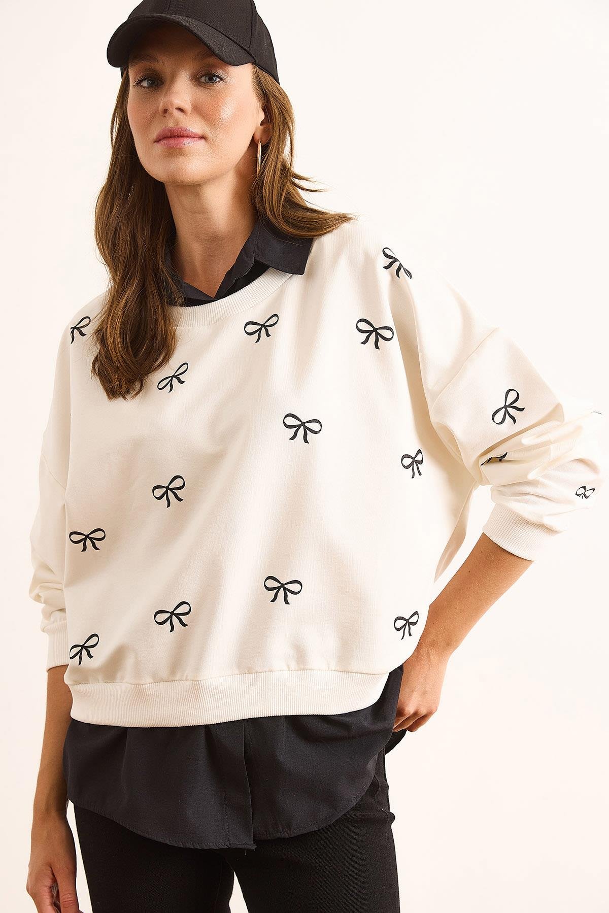 Fiyonk Baskılı Yaka Etek Gömlek Detaylı Oversize Sweatshirt Beyaz Siyah