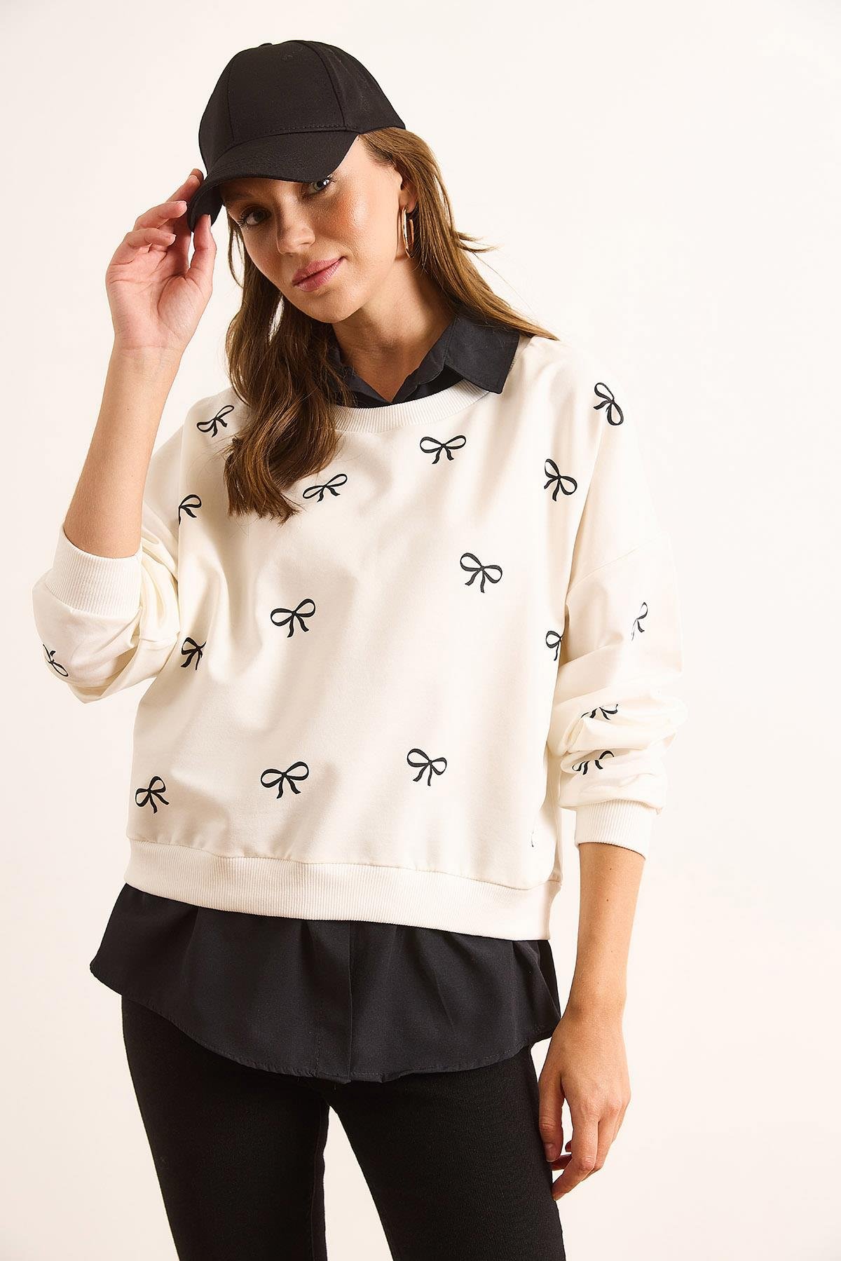 Fiyonk Baskılı Yaka Etek Gömlek Detaylı Oversize Sweatshirt Beyaz Siyah