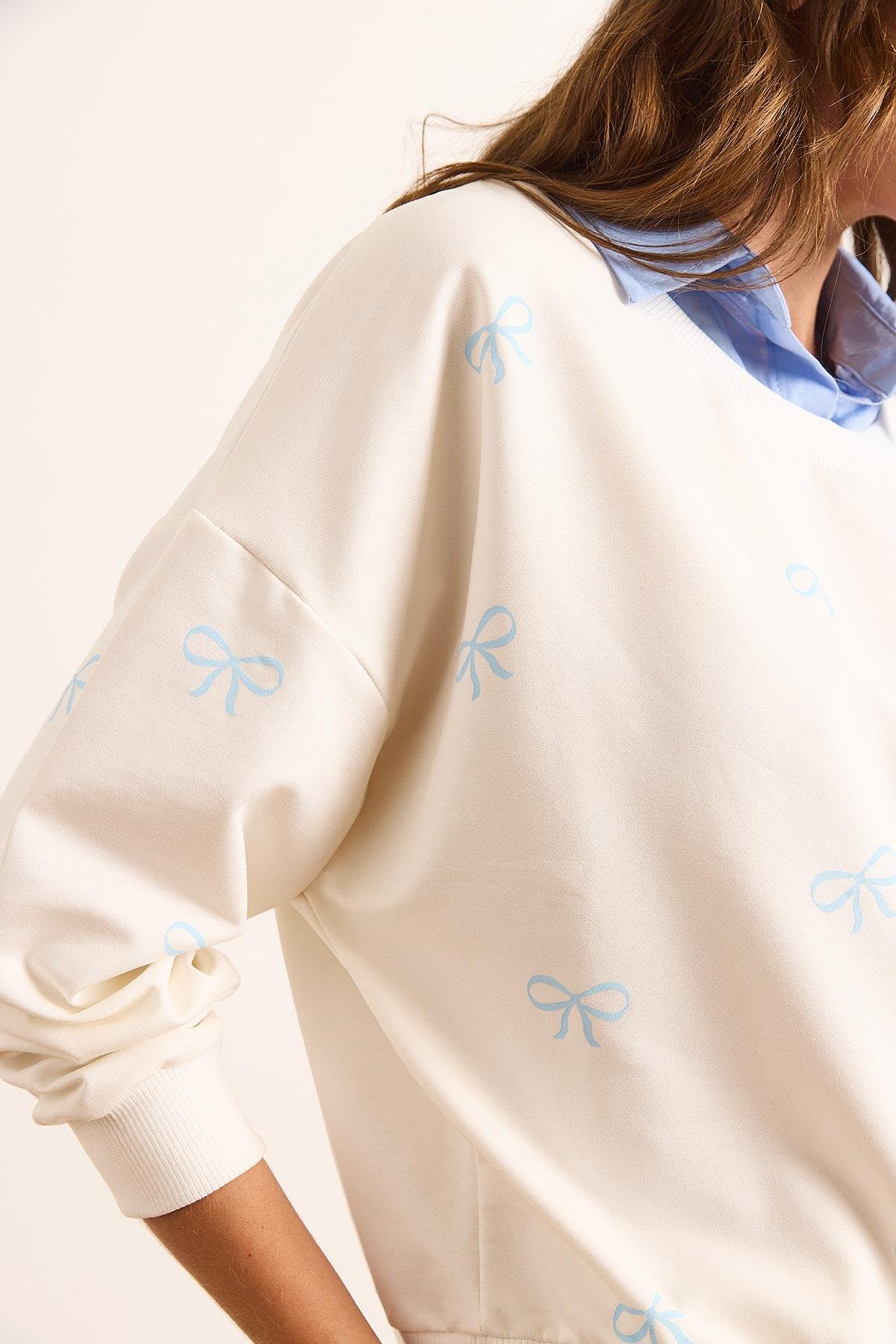 Fiyonk Baskılı Yaka Etek Gömlek Detaylı Oversize Sweatshirt Beyaz Mavi