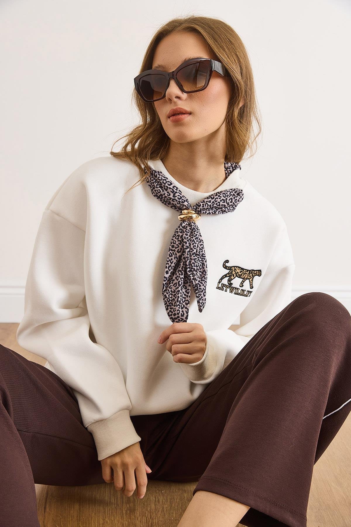 Fular Detaylı Şardonlu Sweatshirt Beyaz