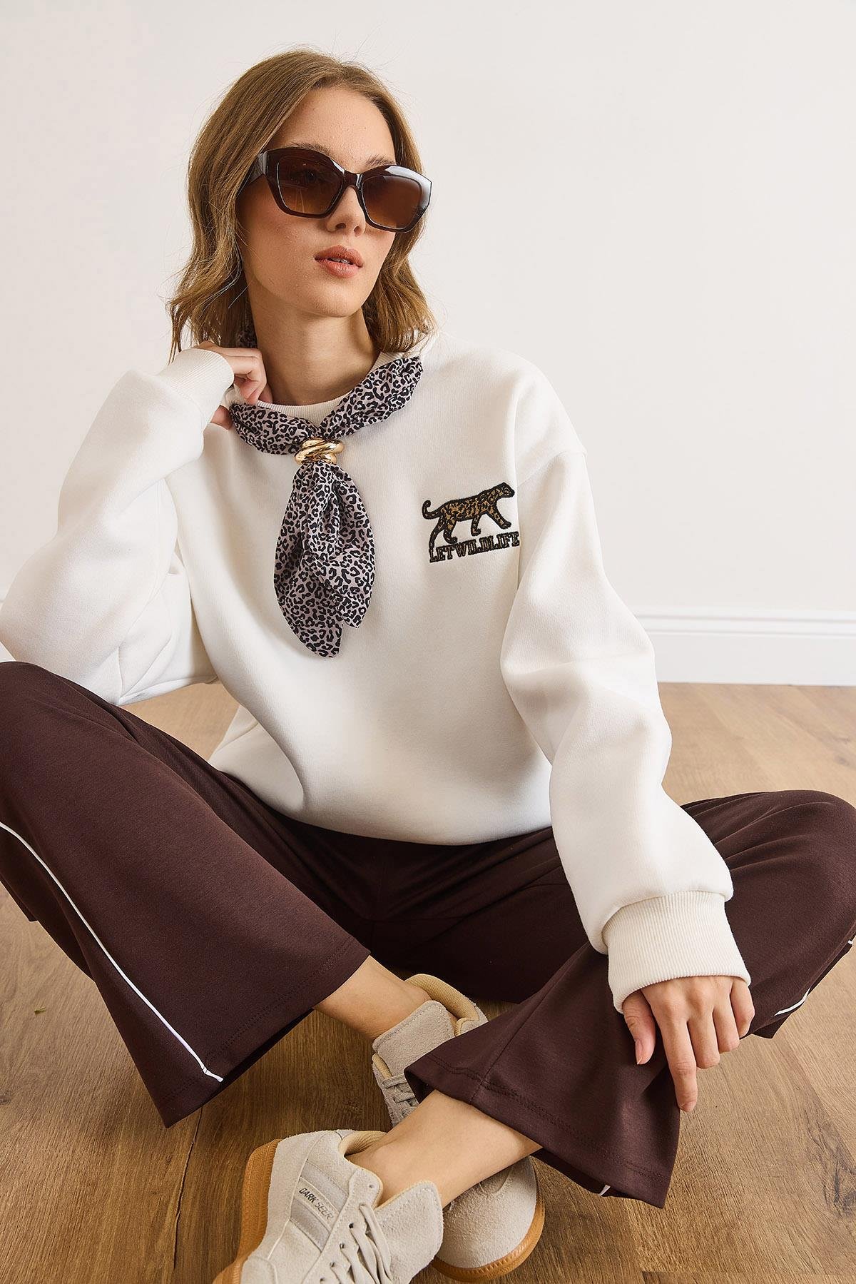 Fular Detaylı Şardonlu Sweatshirt Beyaz