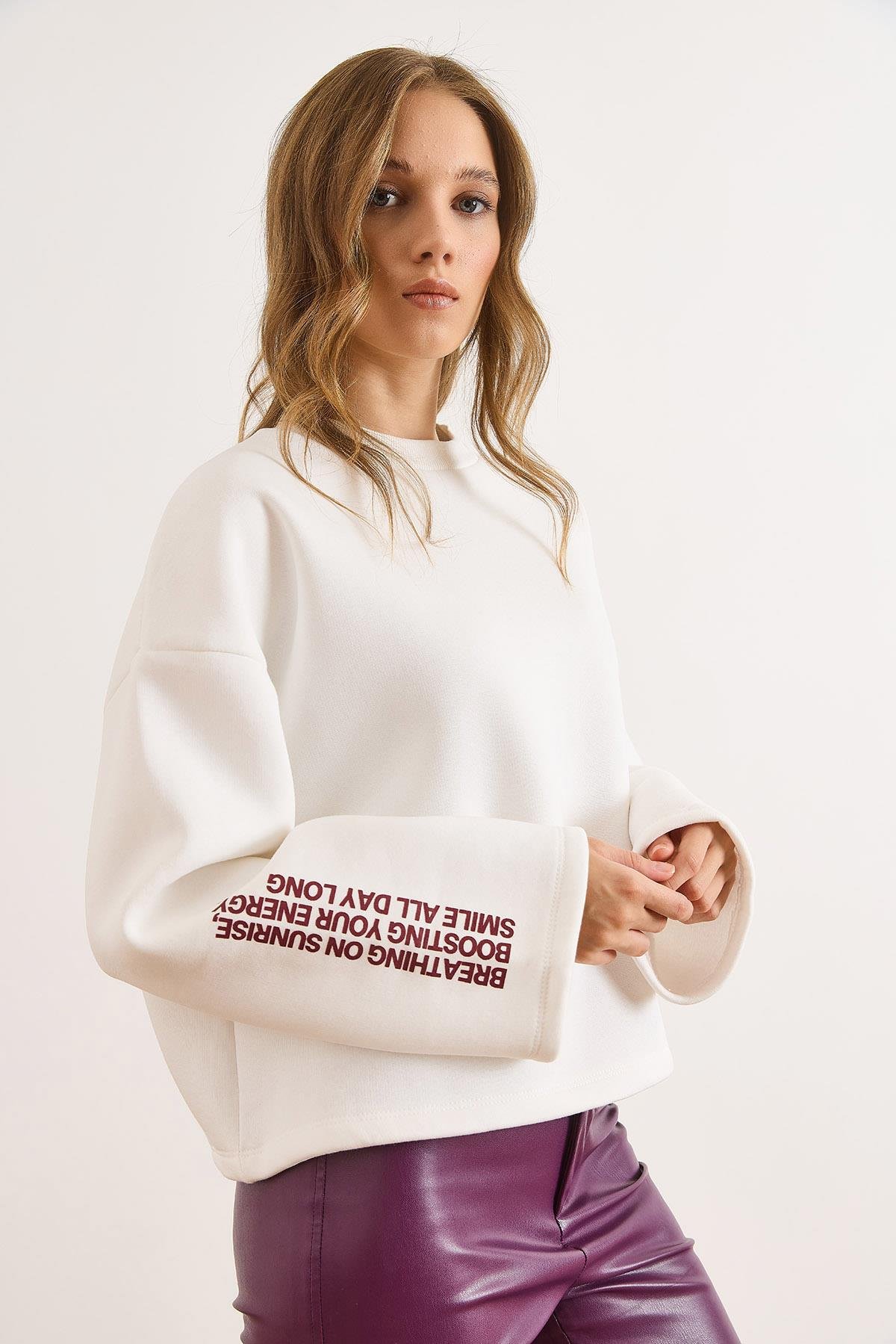 Geniş Kol Detaylı Şardonlu Oversize Sweatshirt Beyaz