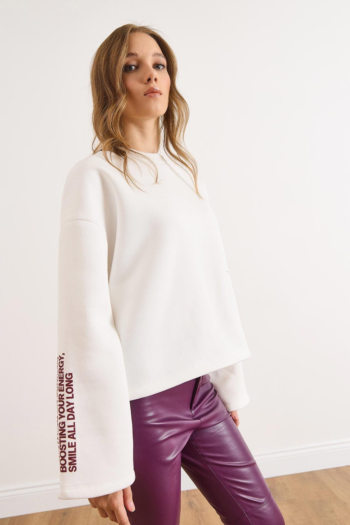 Geniş Kol Detaylı Şardonlu Oversize Sweatshirt Beyaz