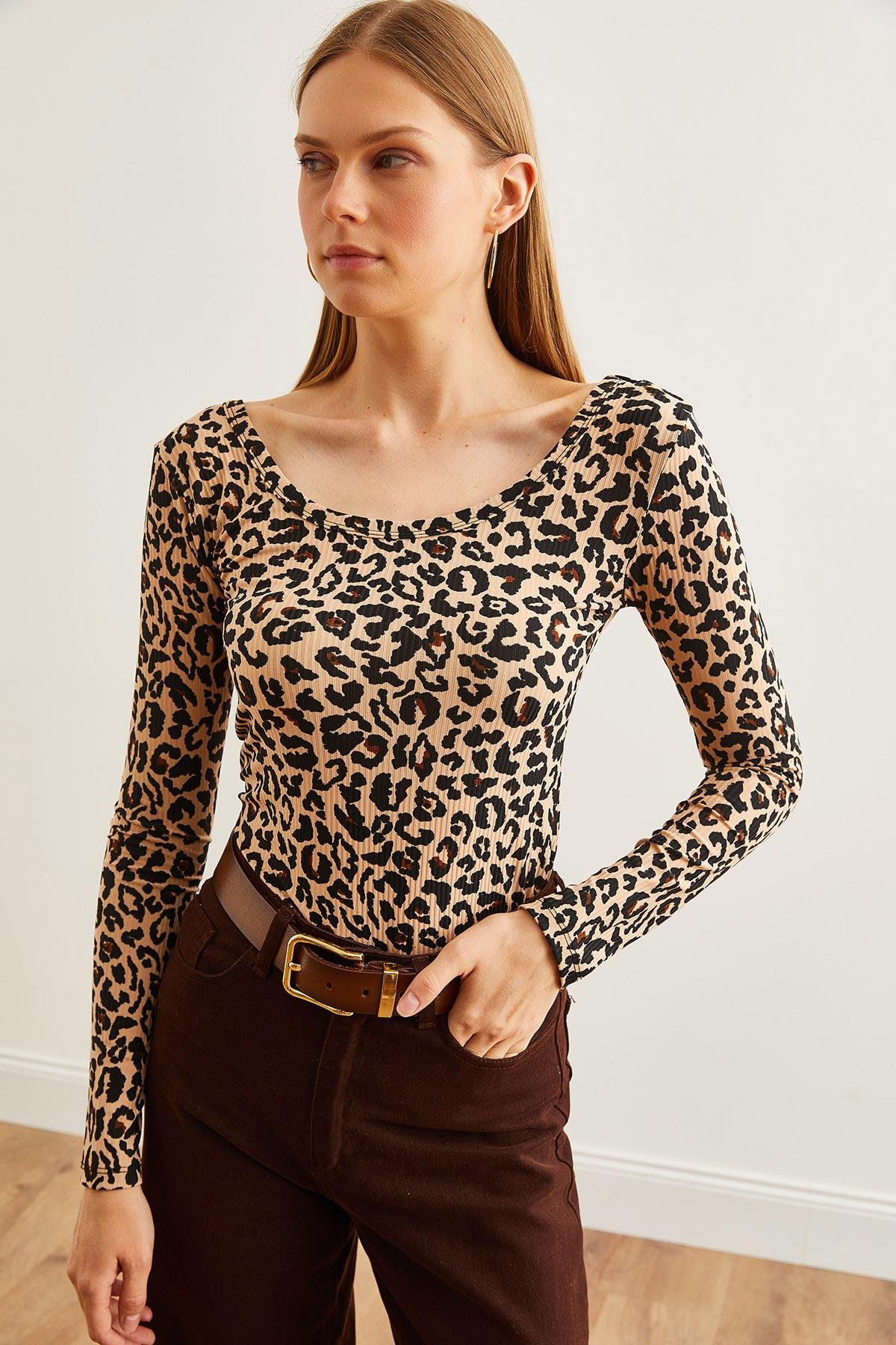 Geniş Yakalı Kaşkorse Bluz Leopar Bej