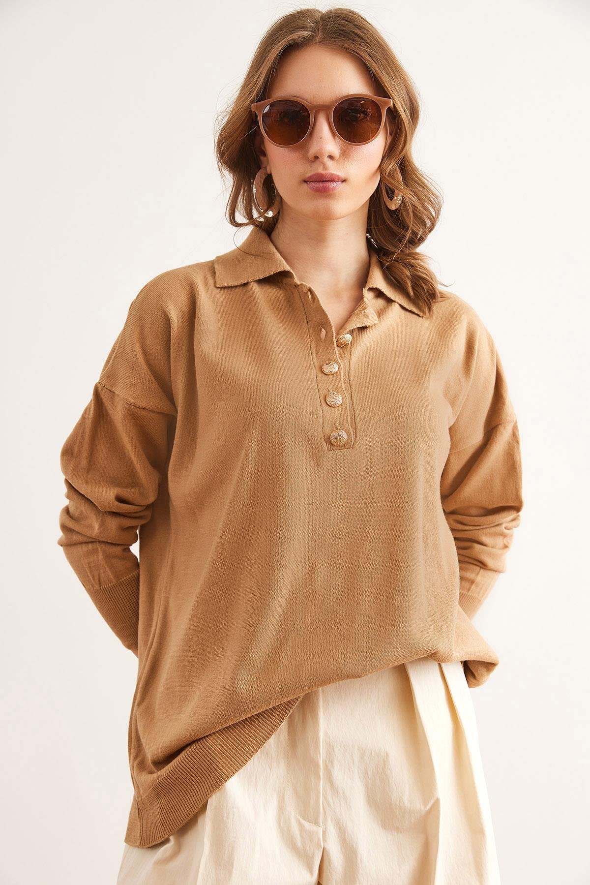 Gold Düğmeli Polo Yaka İnce Triko Kazak Camel