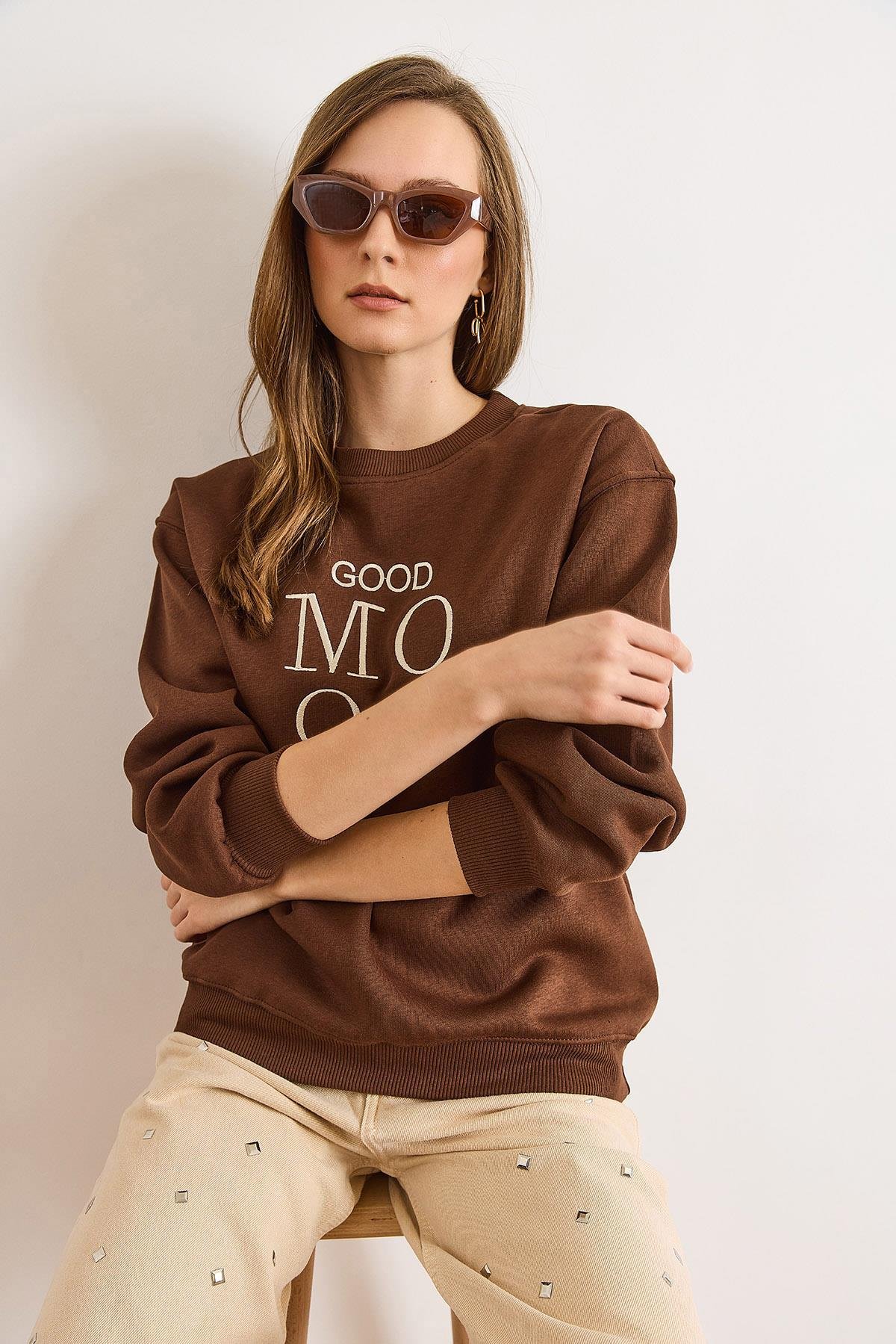 Good Mood Nakışlı Şardonlu Rahat Kalıp Sweatshirt Kahverengi