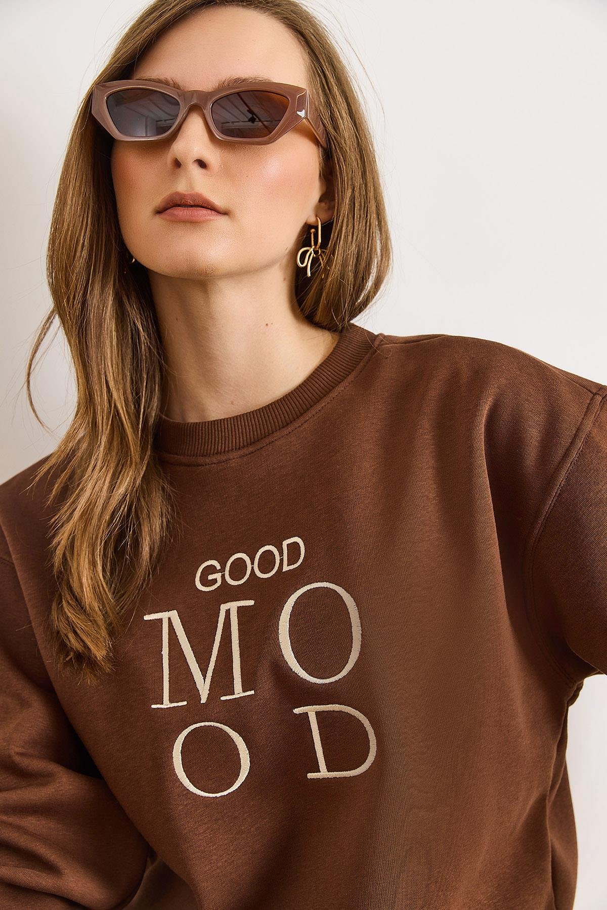 Good Mood Nakışlı Şardonlu Rahat Kalıp Sweatshirt Kahverengi