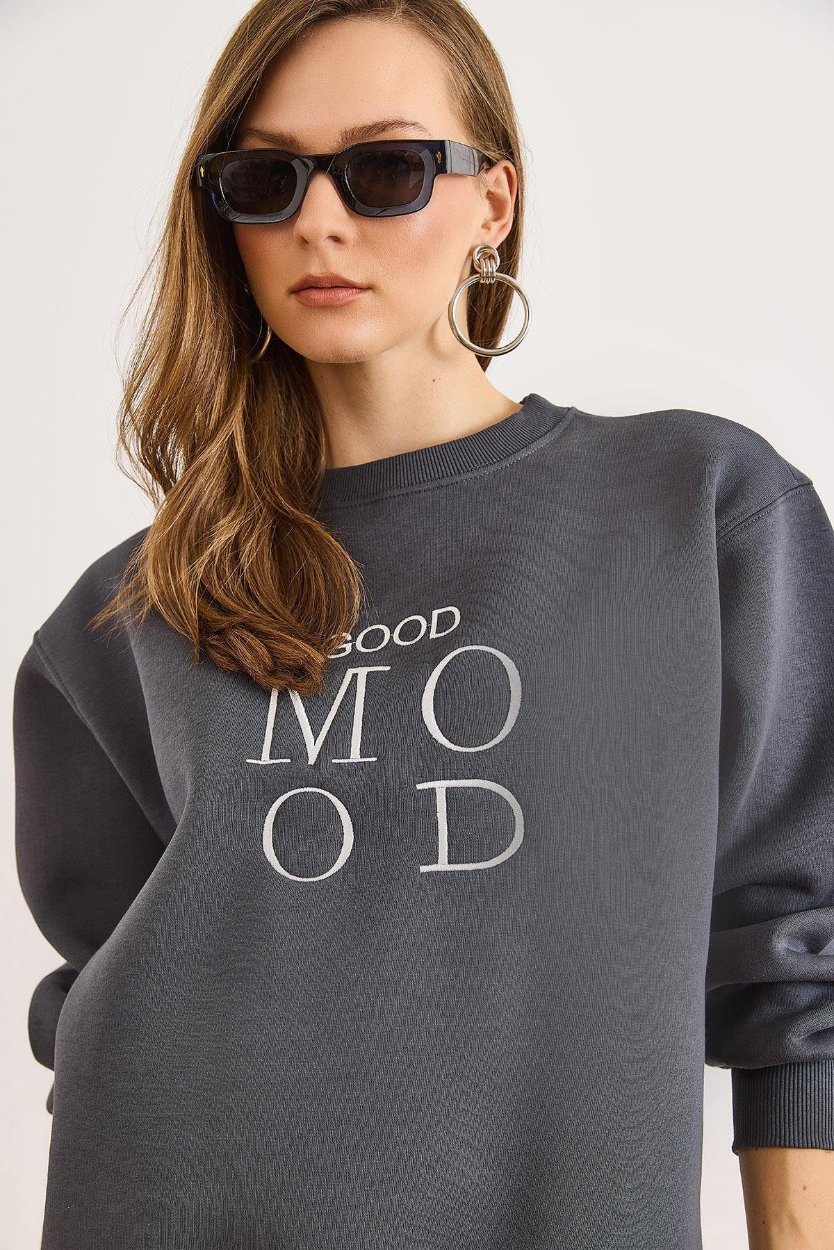 Good Mood Nakışlı Şardonlu Rahat Kalıp Sweatshirt Füme