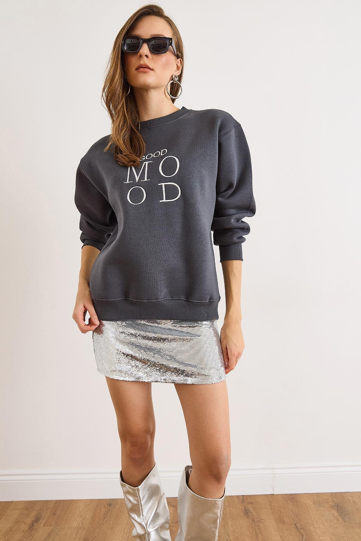 Good Mood Nakışlı Şardonlu Rahat Kalıp Sweatshirt Füme