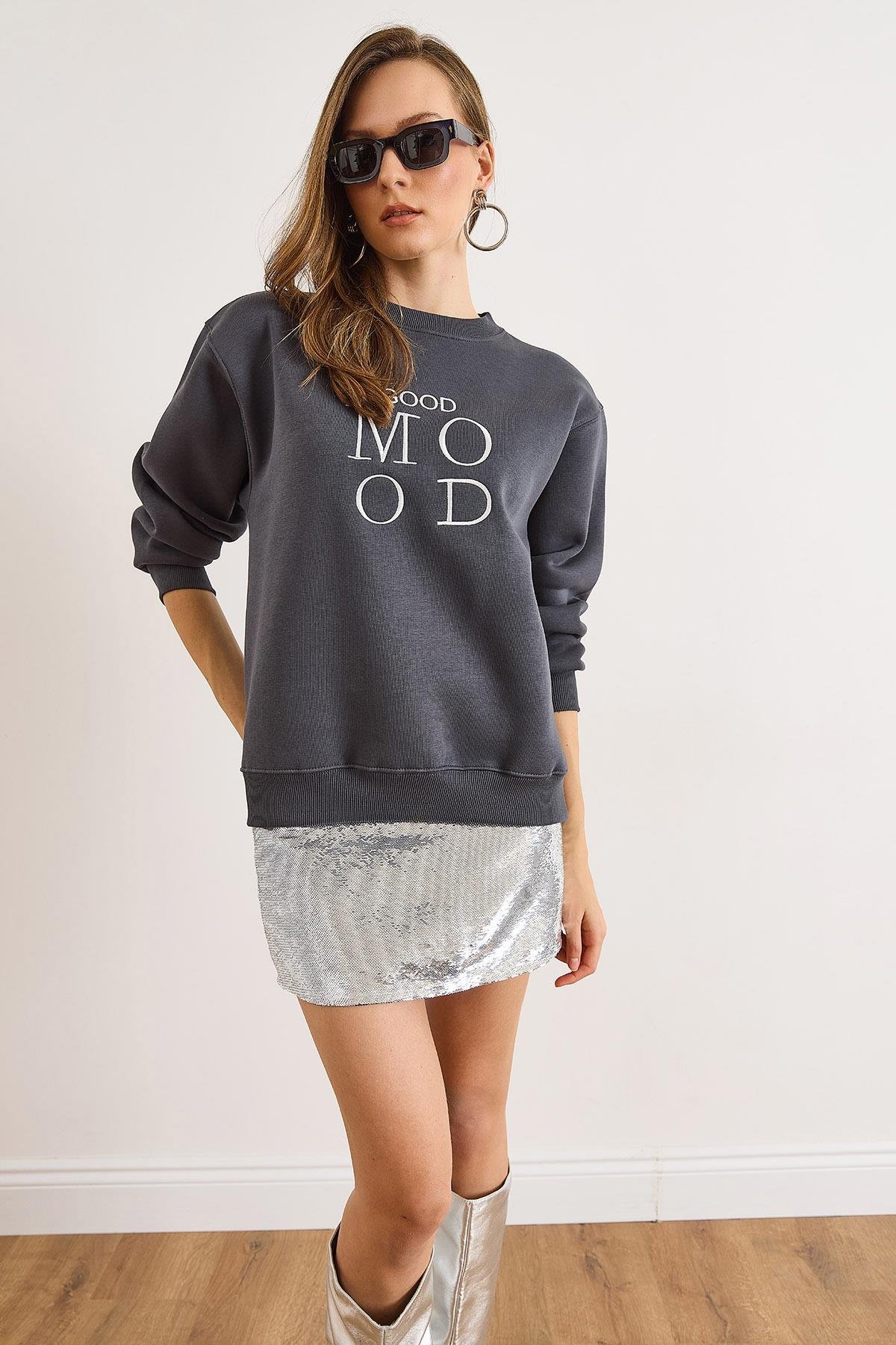 Good Mood Nakışlı Şardonlu Rahat Kalıp Sweatshirt Füme