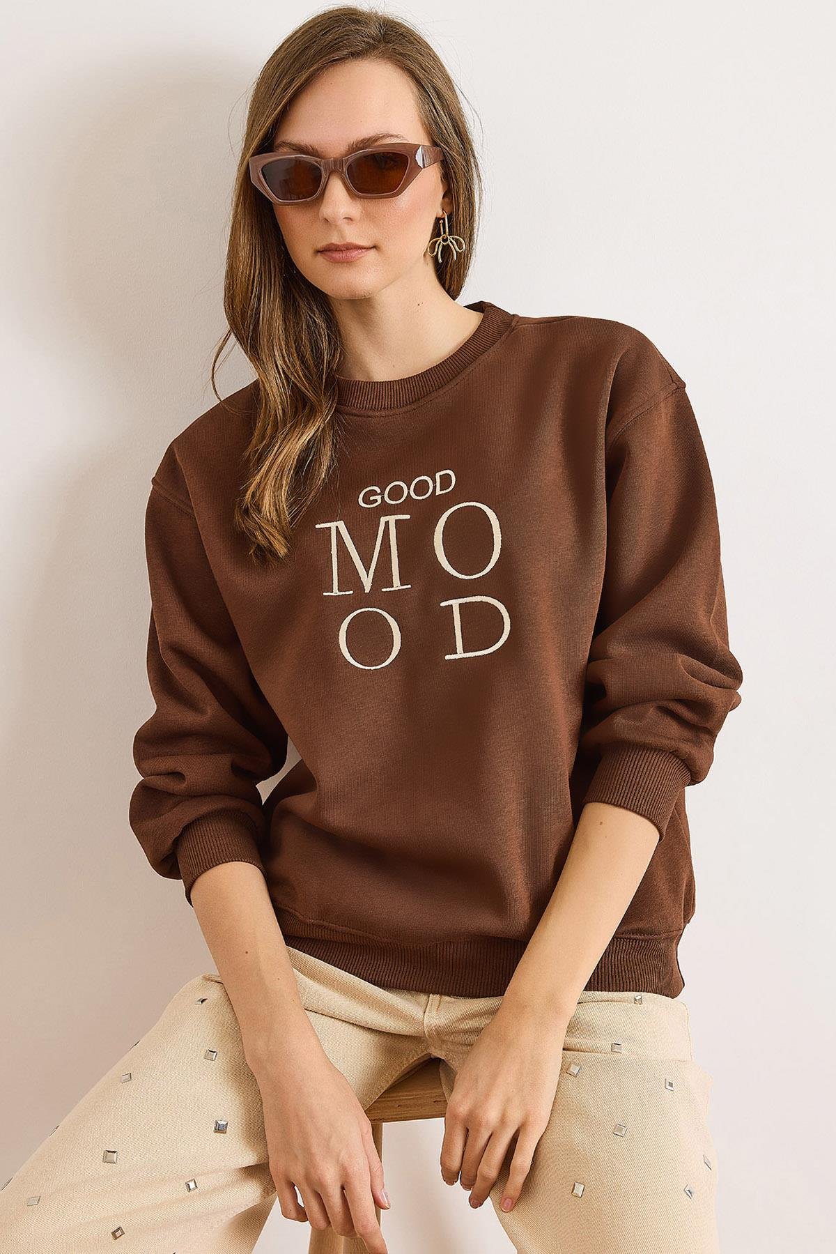 Good Mood Nakışlı Şardonlu Rahat Kalıp Sweatshirt Kahverengi