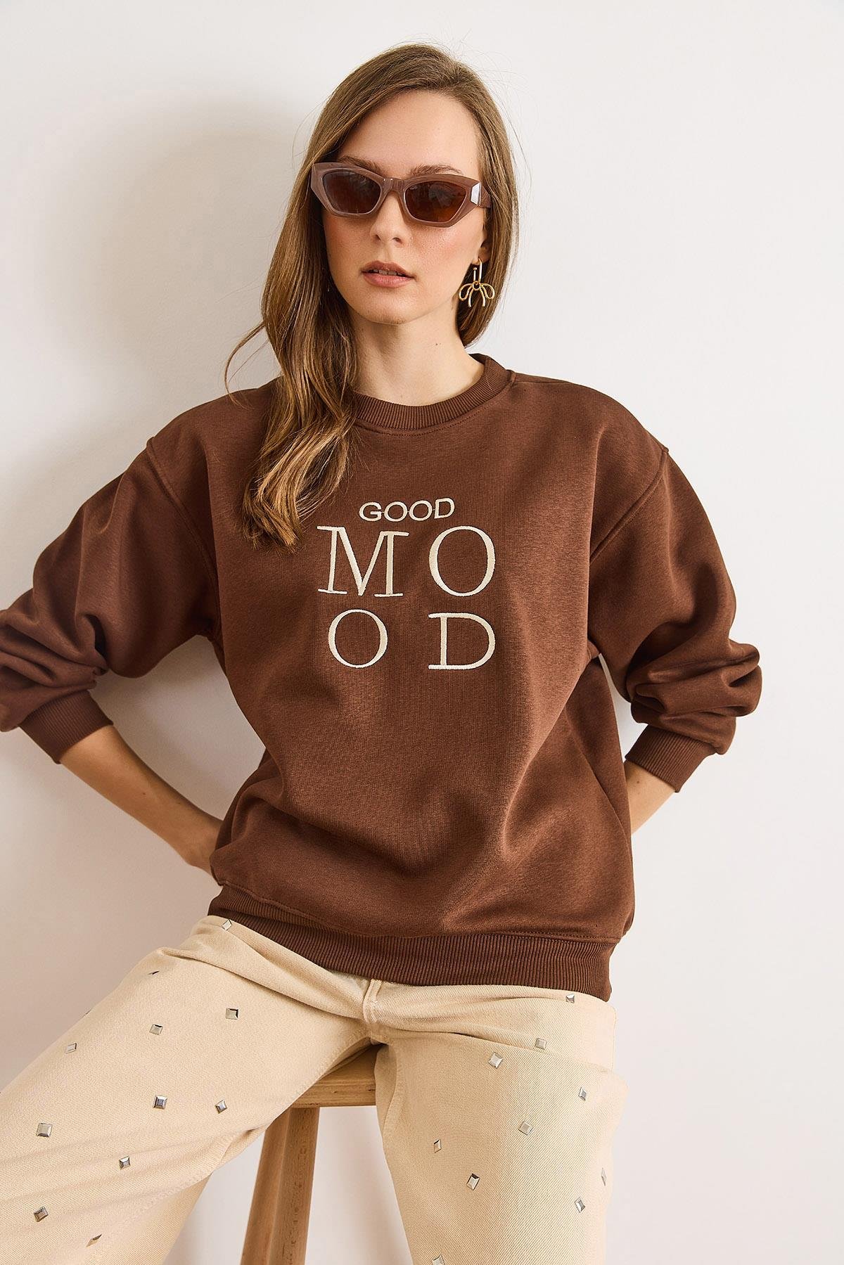 Good Mood Nakışlı Şardonlu Rahat Kalıp Sweatshirt Kahverengi