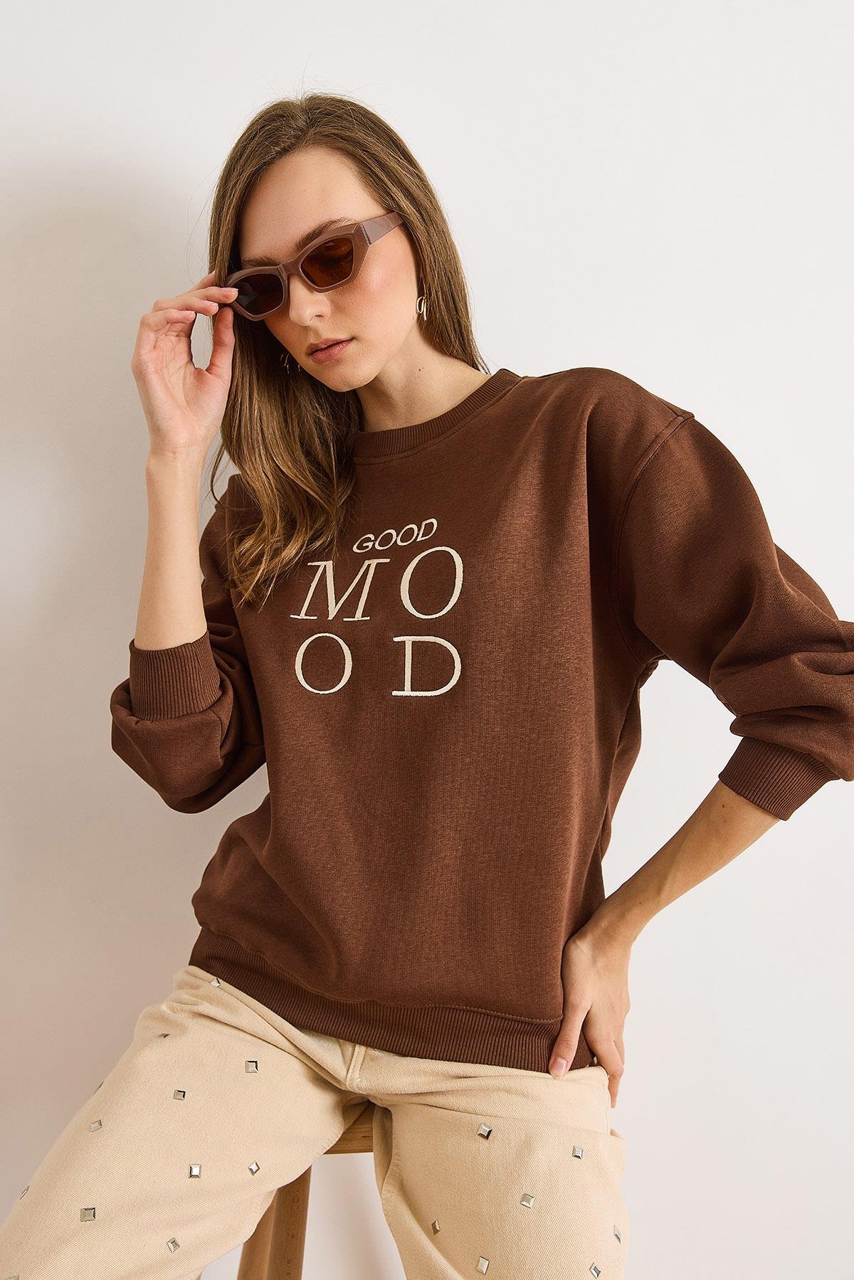 Good Mood Nakışlı Şardonlu Rahat Kalıp Sweatshirt Kahverengi