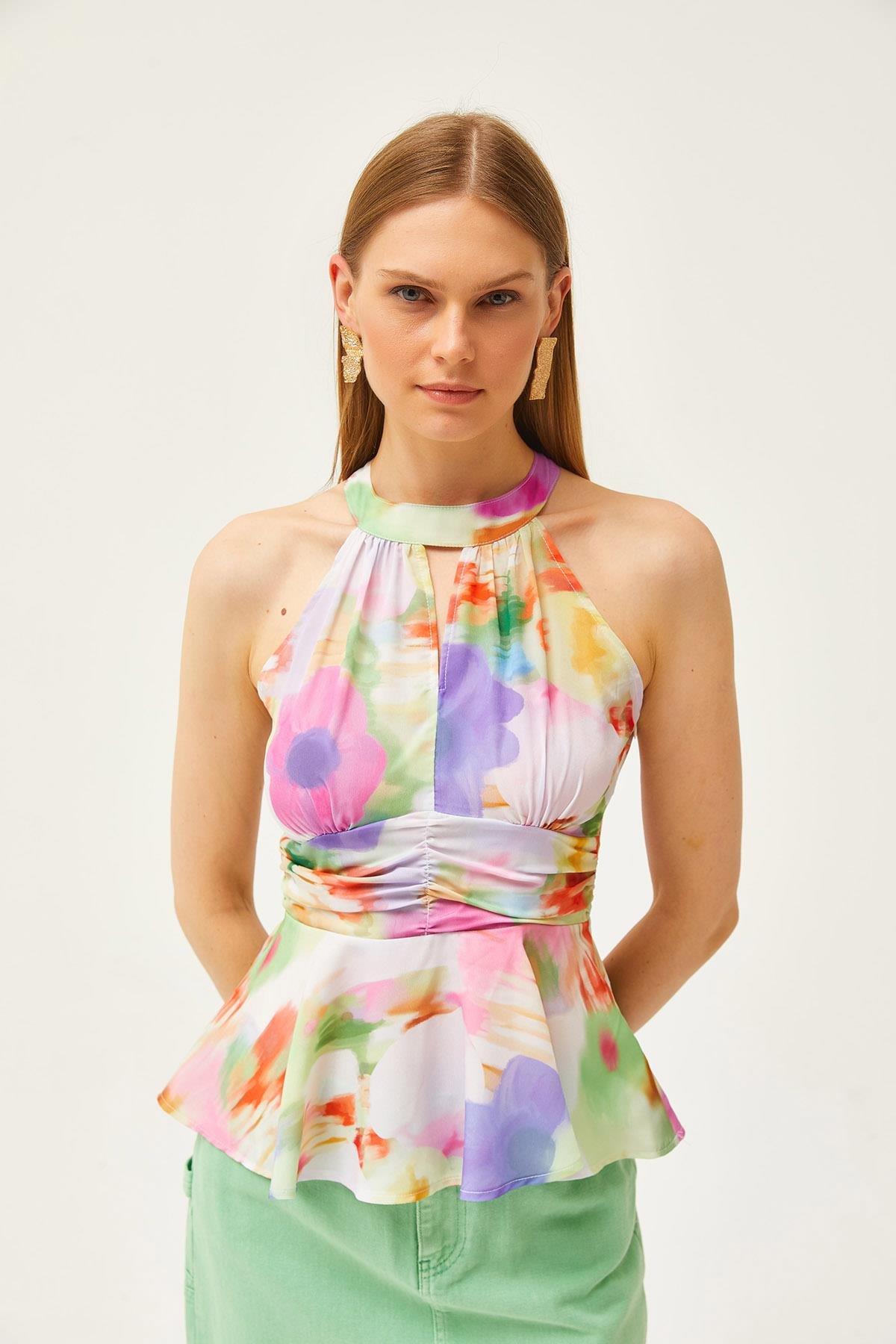 Halter Yaka Bel Detaylı Krep Bluz Batik Çiçekli