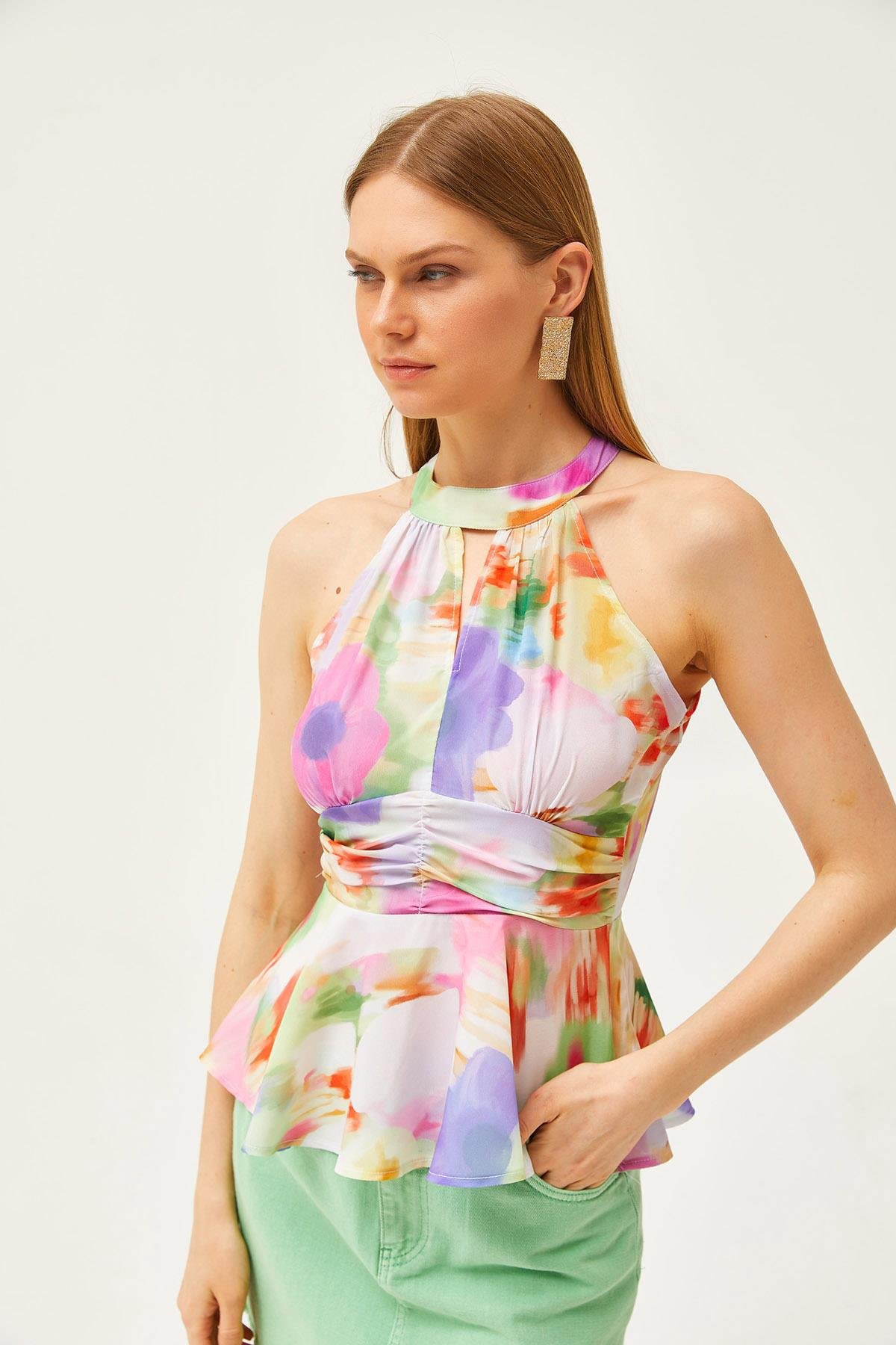 Halter Yaka Bel Detaylı Krep Bluz Batik Çiçekli
