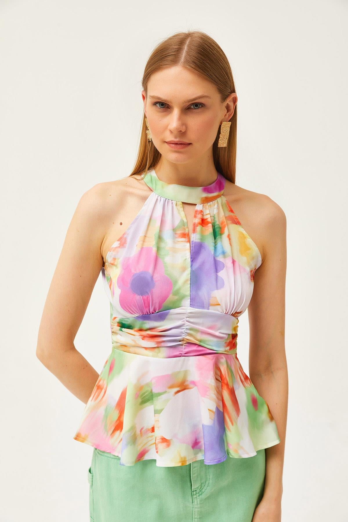 Halter Yaka Bel Detaylı Krep Bluz Batik Çiçekli