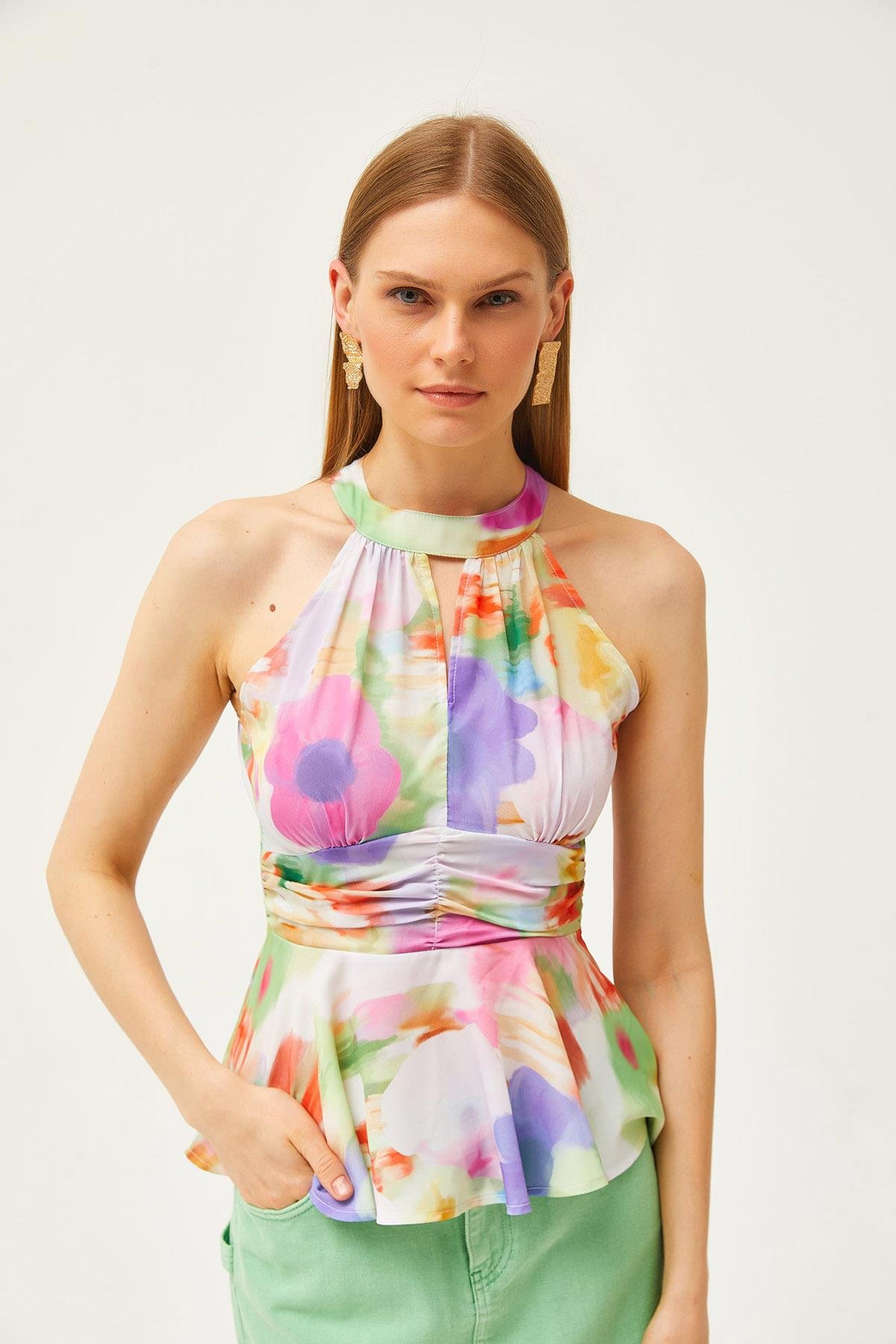 Halter Yaka Bel Detaylı Krep Bluz Batik Çiçekli