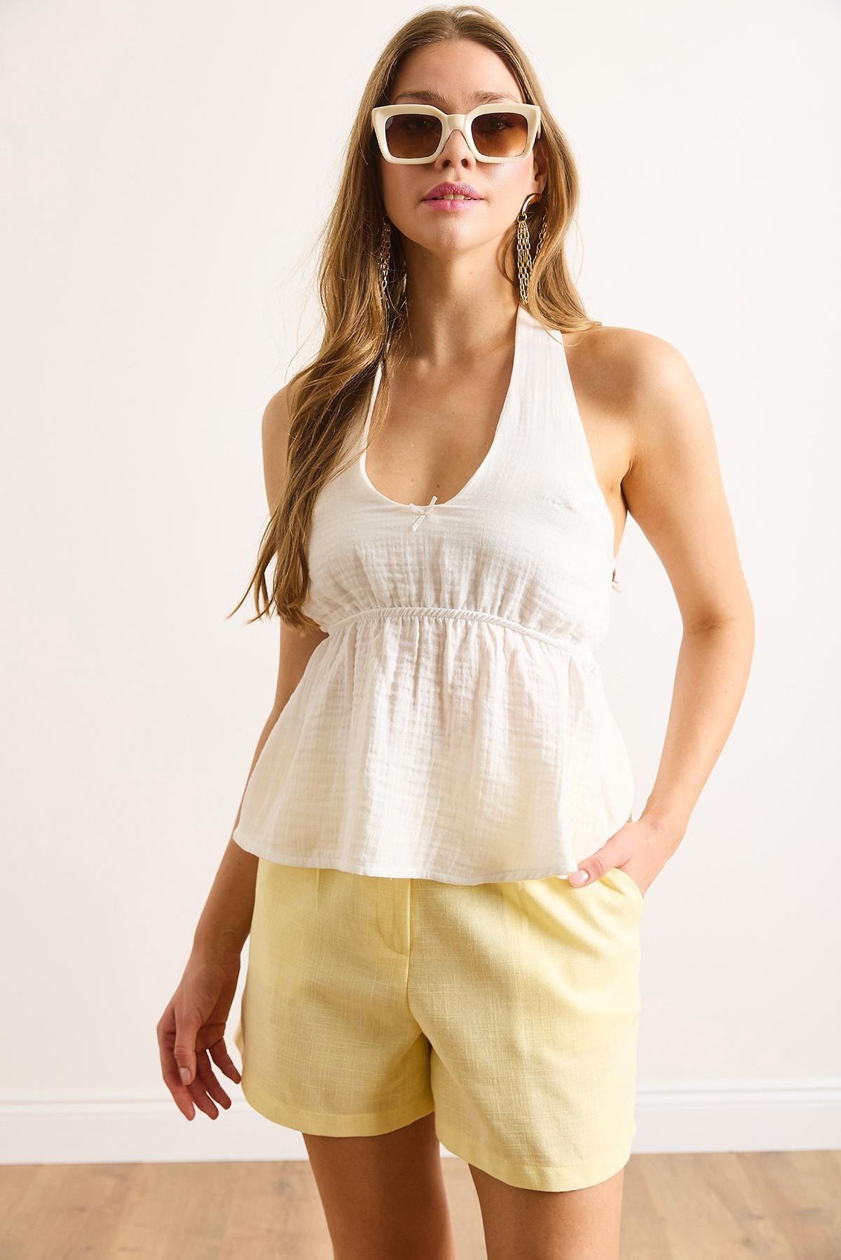 Halter Yaka Fiyonk Detaylı Müslin Bluz Beyaz