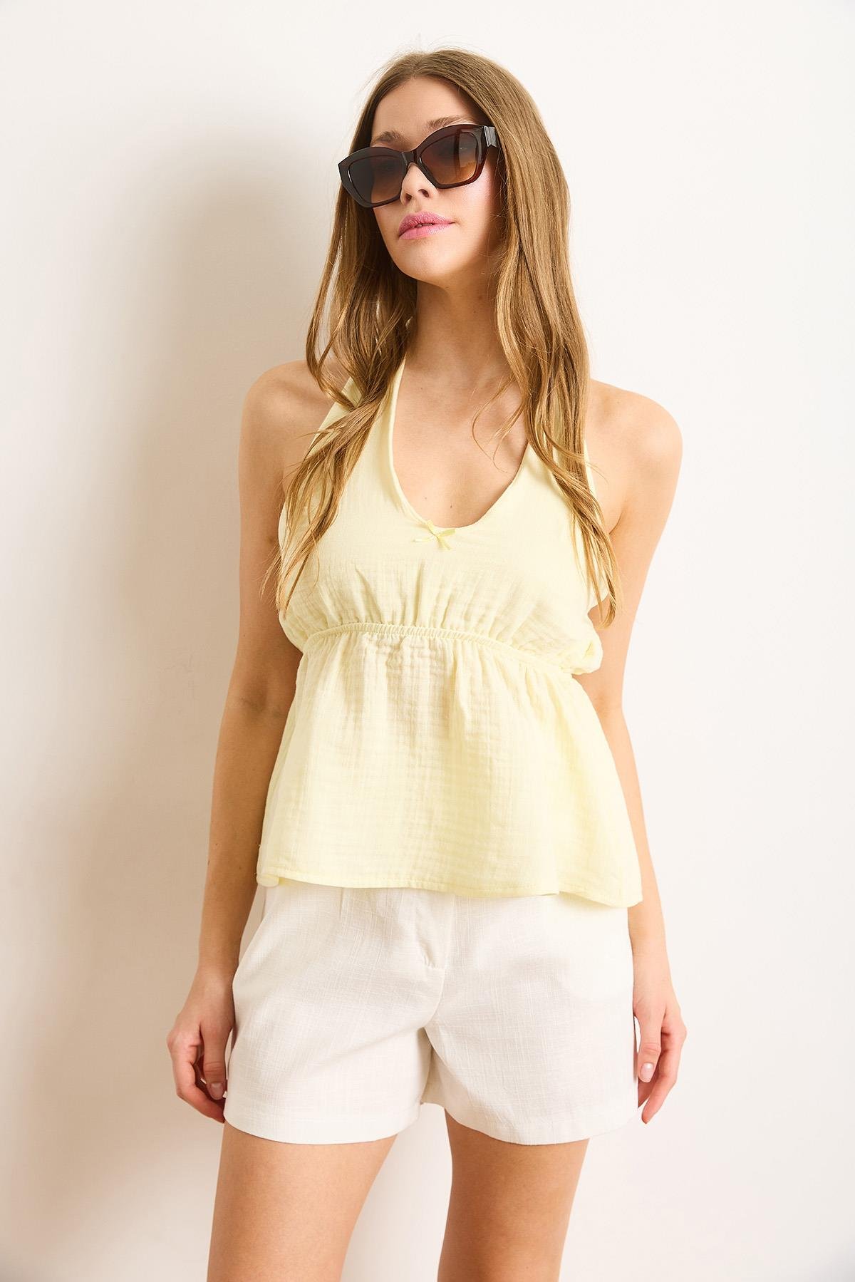 Halter Yaka Fiyonk Detaylı Müslin Bluz Sarı