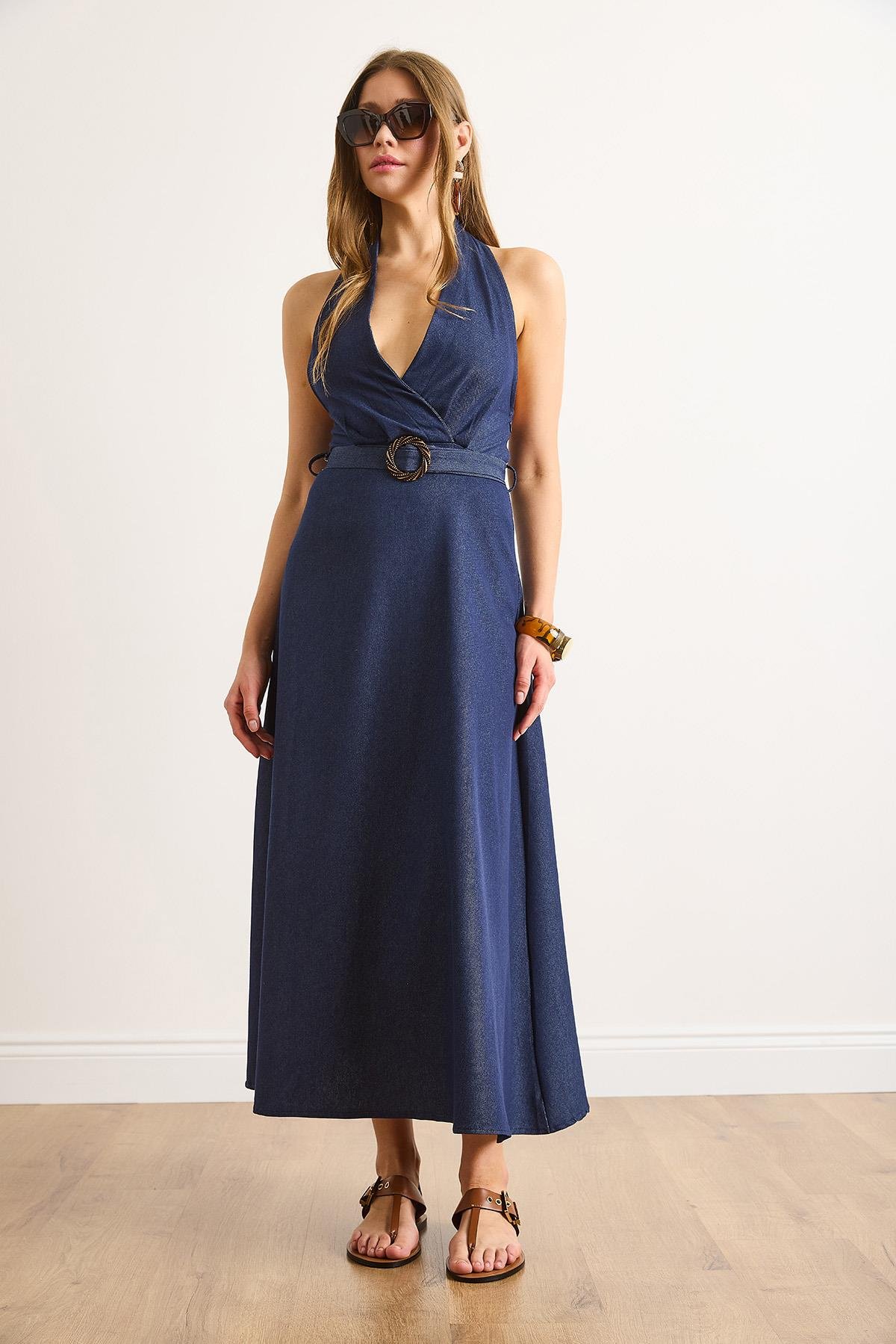 Halter Yaka Kemerli Maksi Denim Elbise Lacivert
