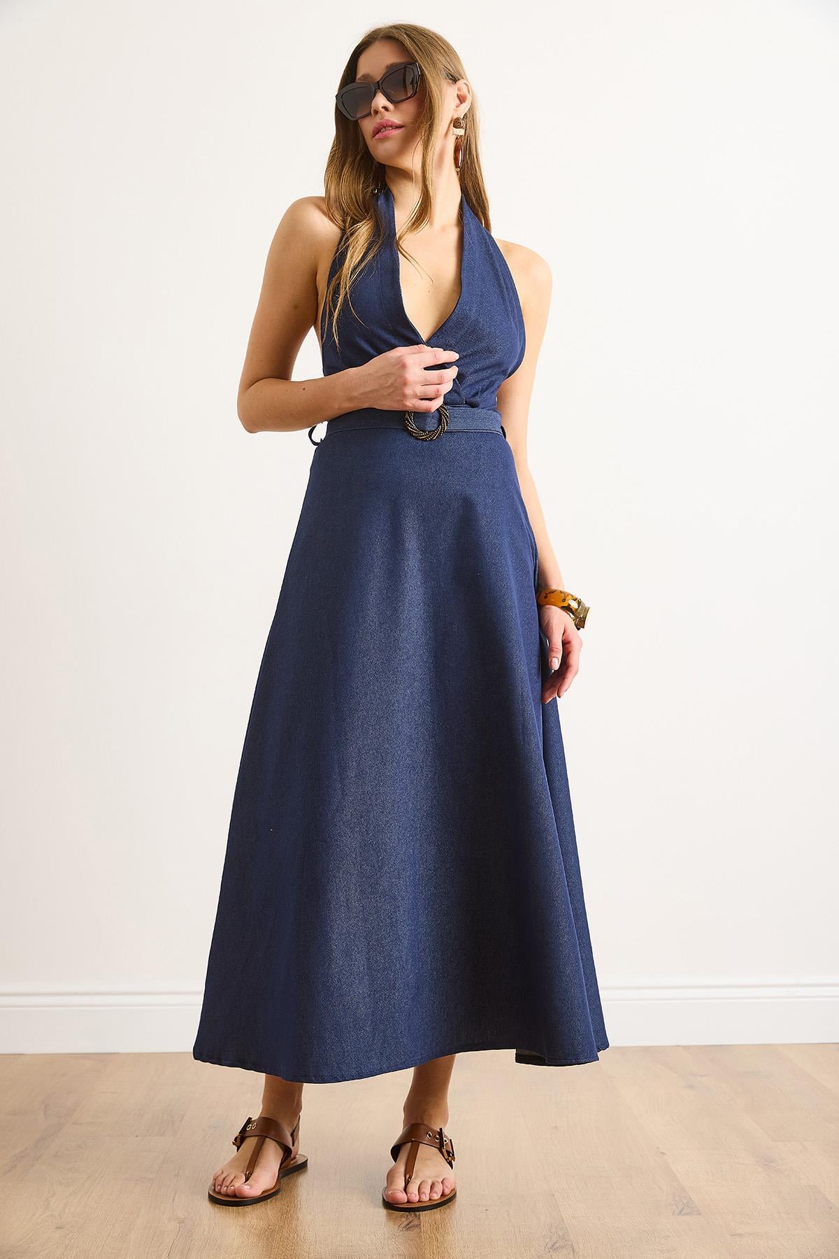 Halter Yaka Kemerli Maksi Denim Elbise Lacivert