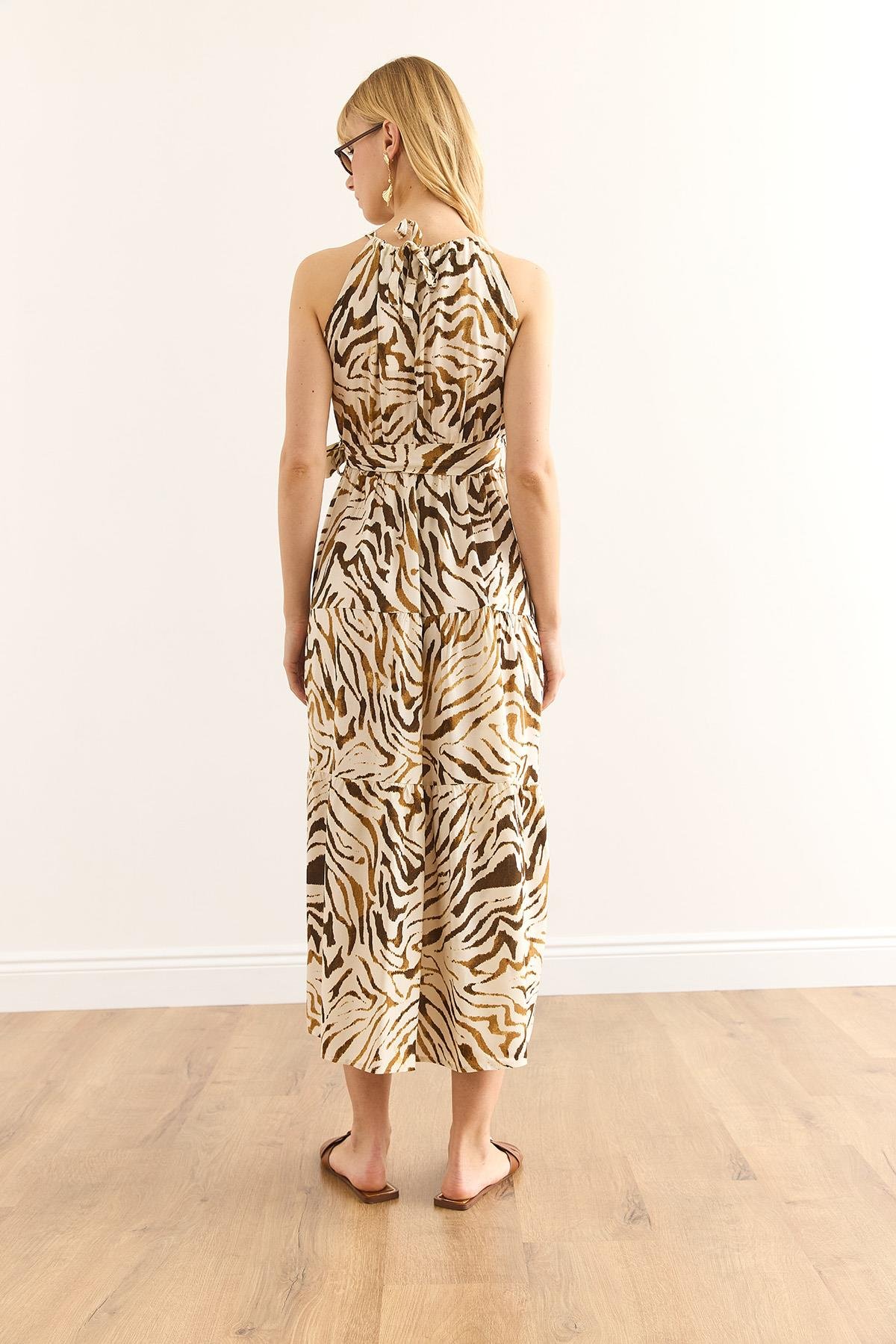 Halter Yaka Kuşaklı Dokuma Viscon Elbise Zebra Kahve Bej
