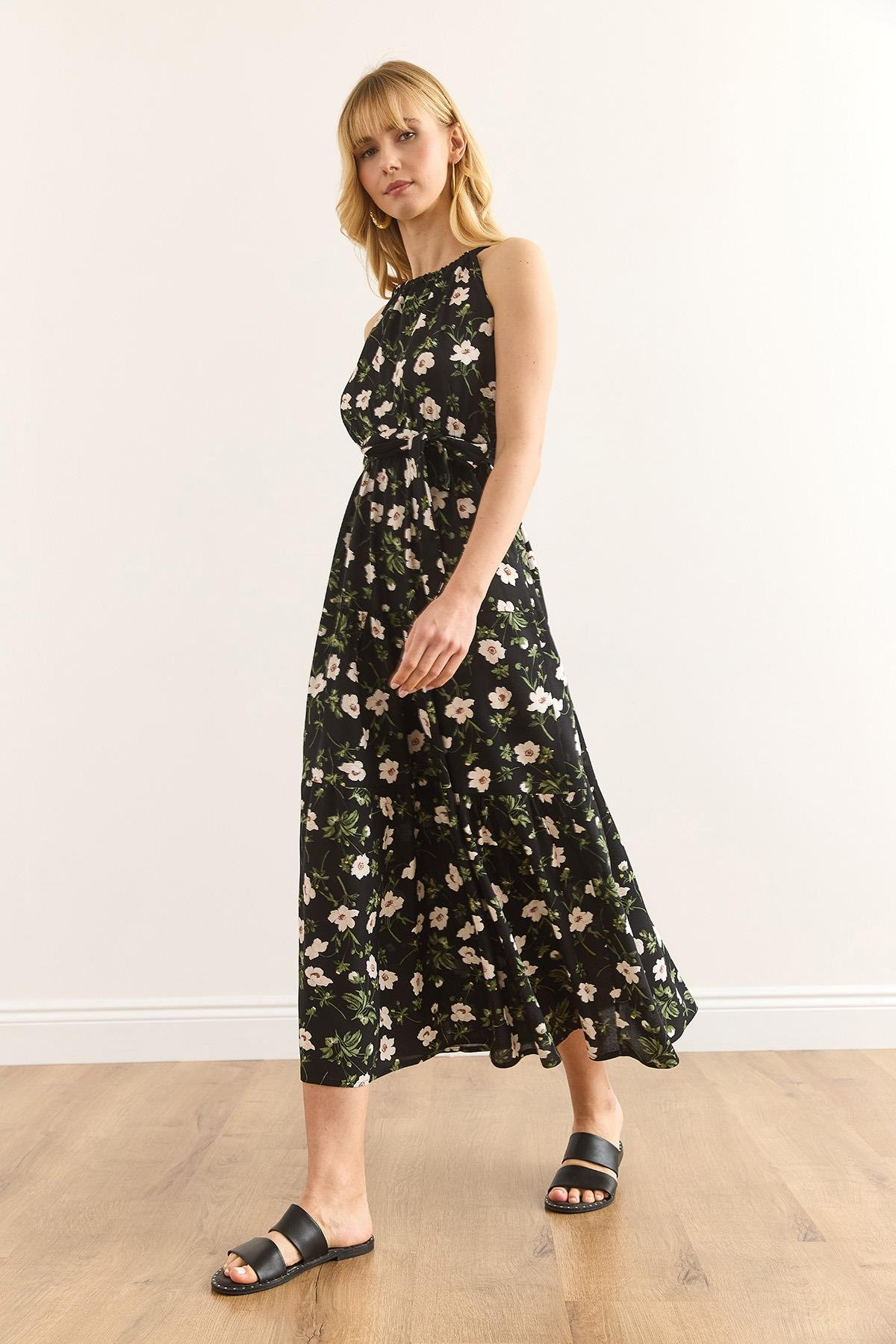 Halter Yaka Kuşaklı Dokuma Viscon Elbise Siyah Beyaz Çiçekli