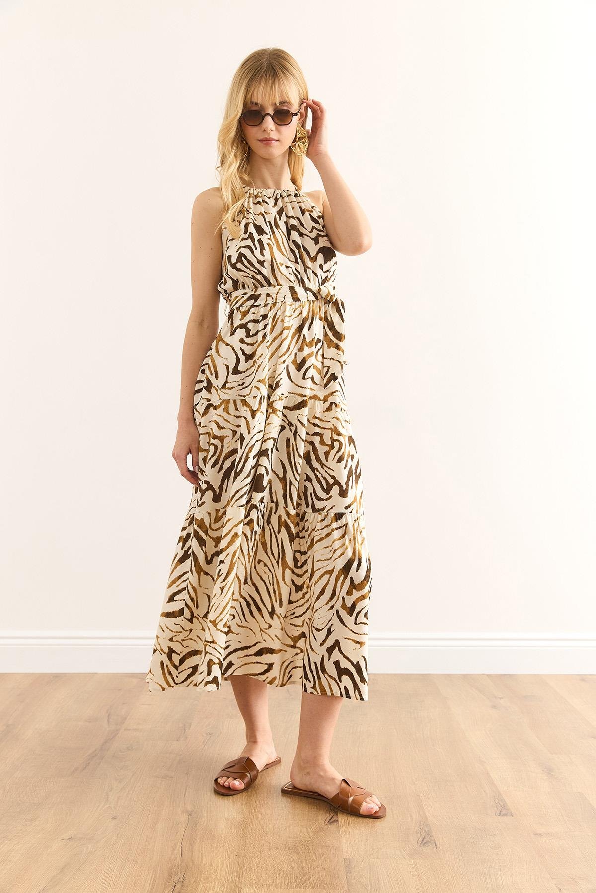 Halter Yaka Kuşaklı Dokuma Viscon Elbise Zebra Kahve Bej