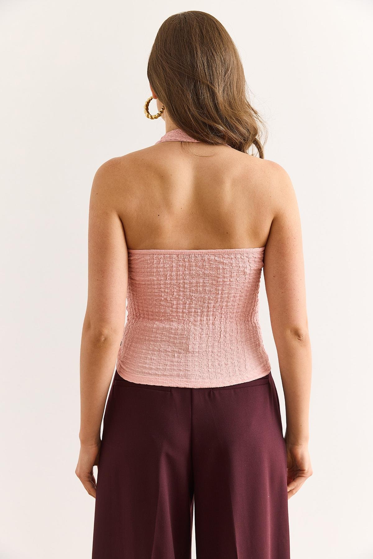 Halter Yaka Önü Astarlı Dokulu Crop Bluz Pudra