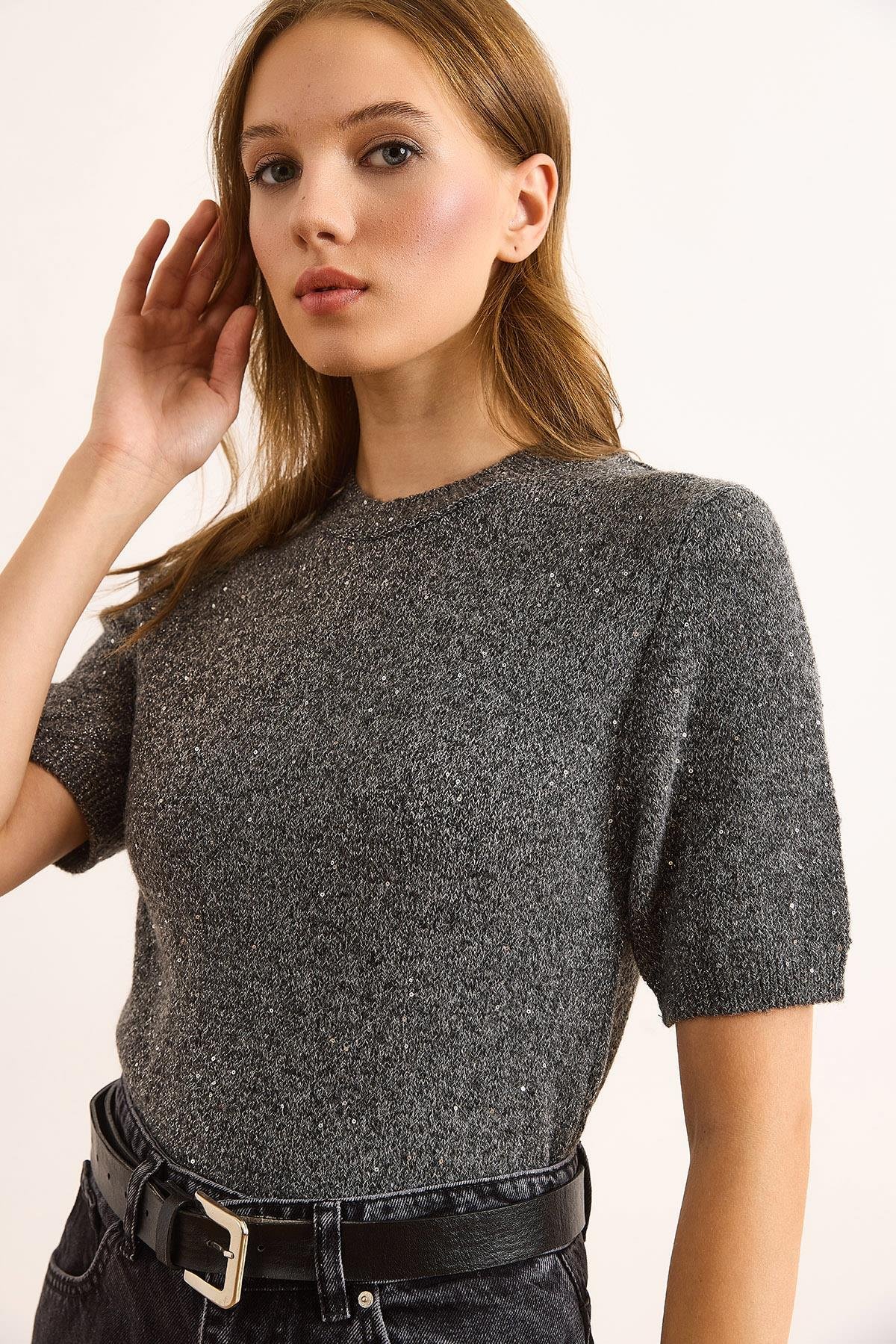 İpliği Pullu Crop Yumuşak Dokulu Triko Bluz Füme