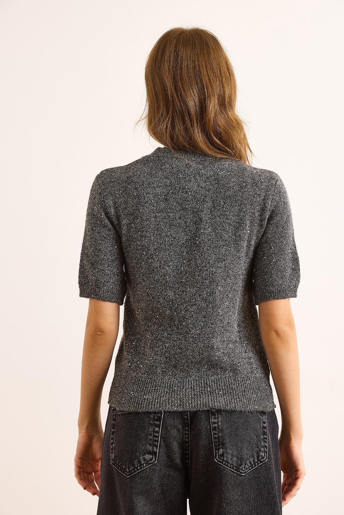 İpliği Pullu Crop Yumuşak Dokulu Triko Bluz Füme