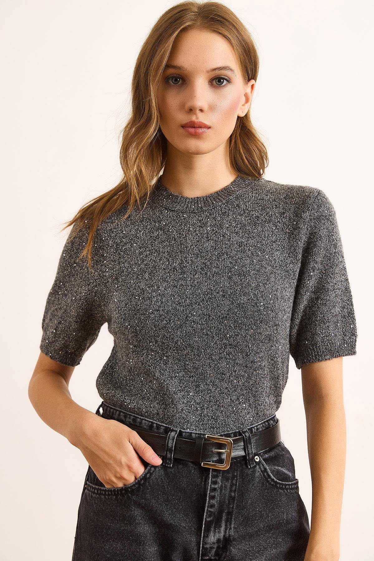İpliği Pullu Crop Yumuşak Dokulu Triko Bluz Füme