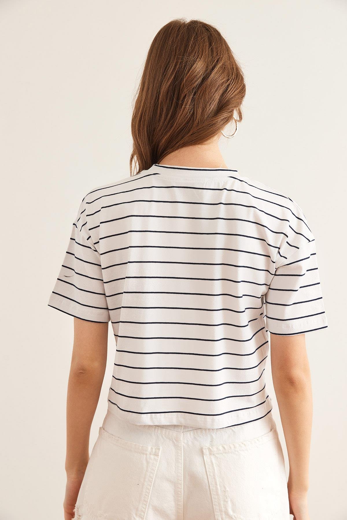 Kalp Detaylı Çizgili Crop Tişört Beyaz