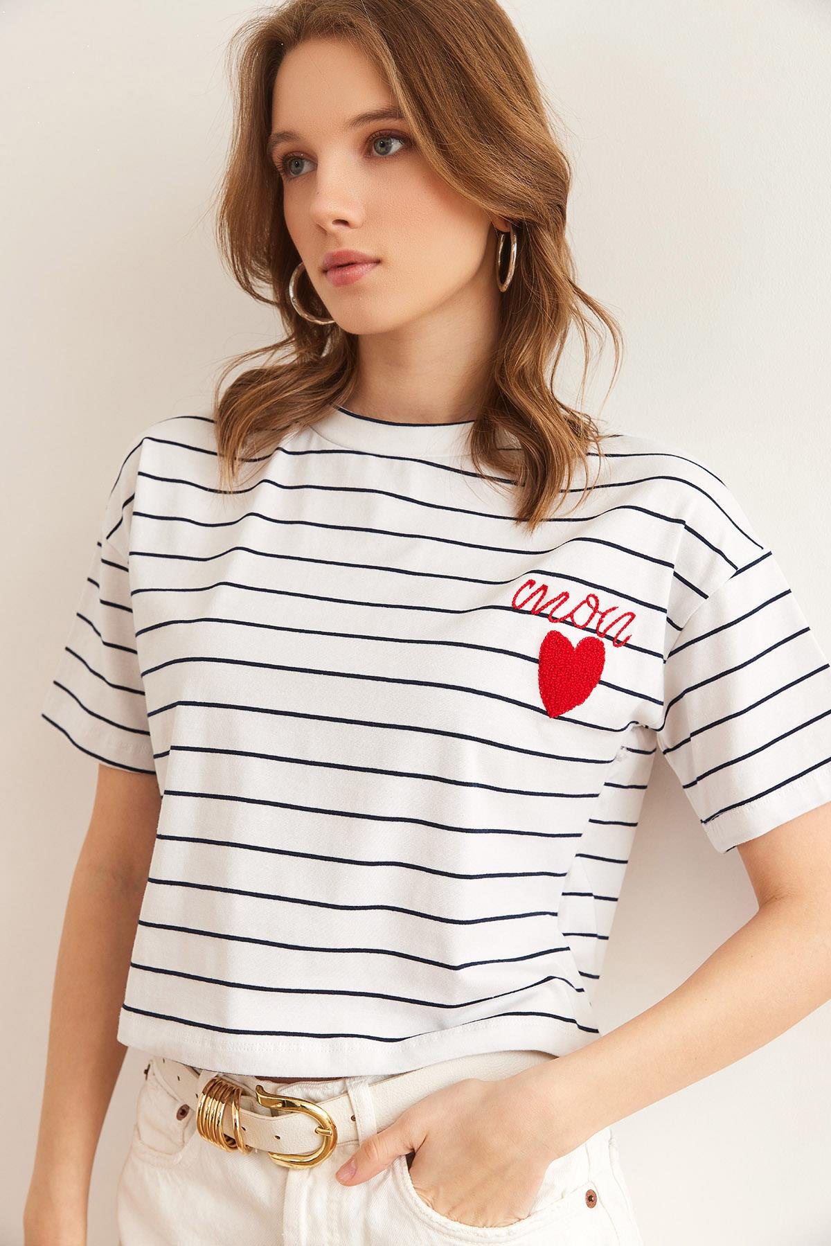 Kalp Detaylı Çizgili Crop Tişört Beyaz