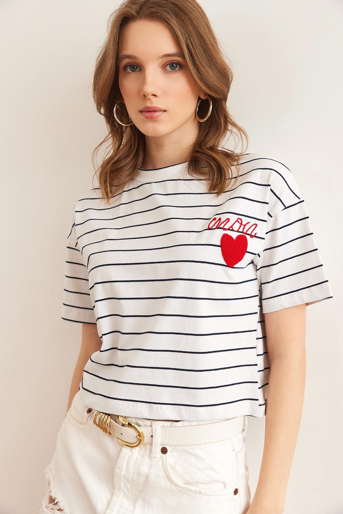 Kalp Detaylı Çizgili Crop Tişört Beyaz